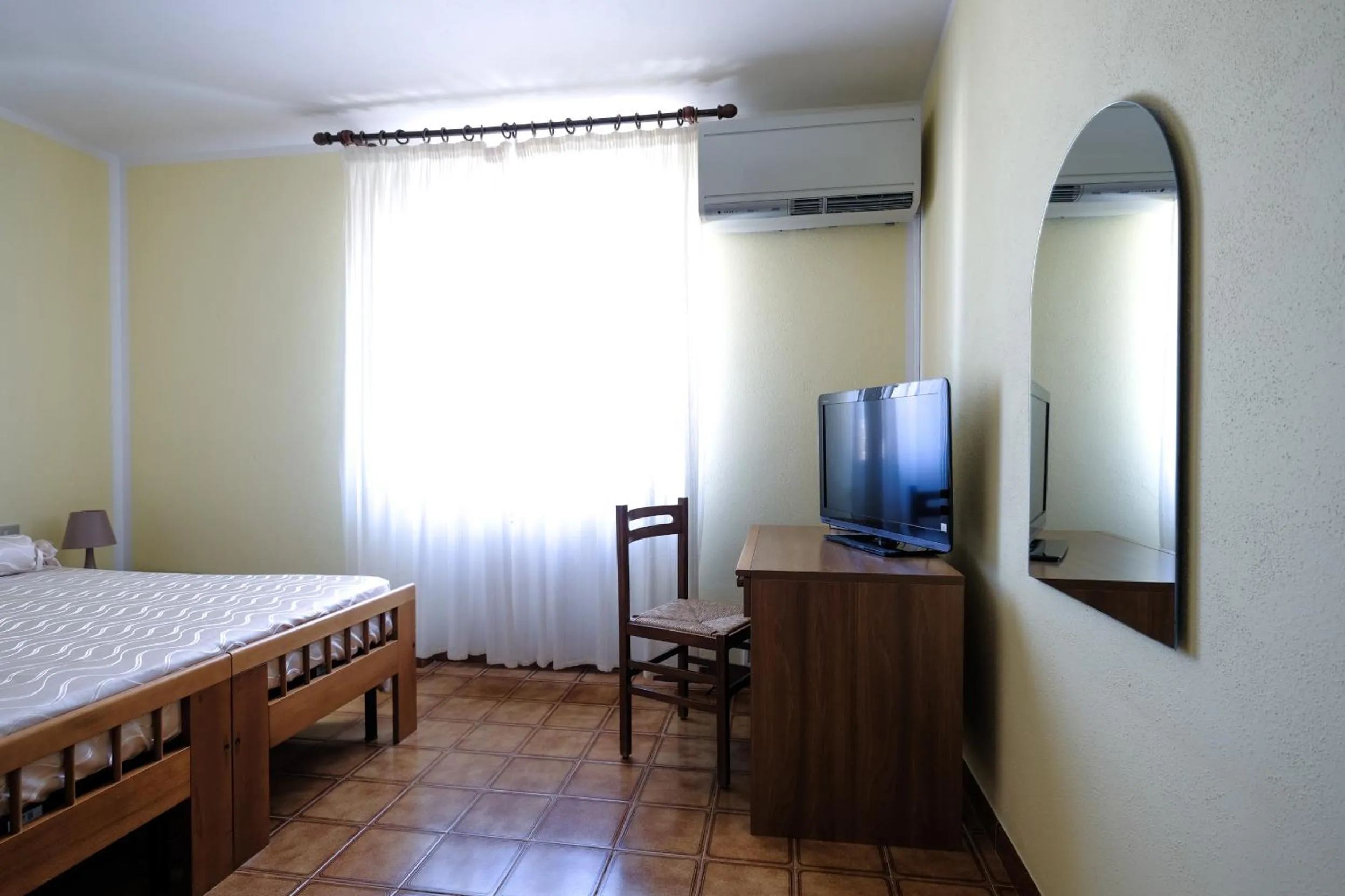 Bedroom, Bed in Hotel L'Aragosta