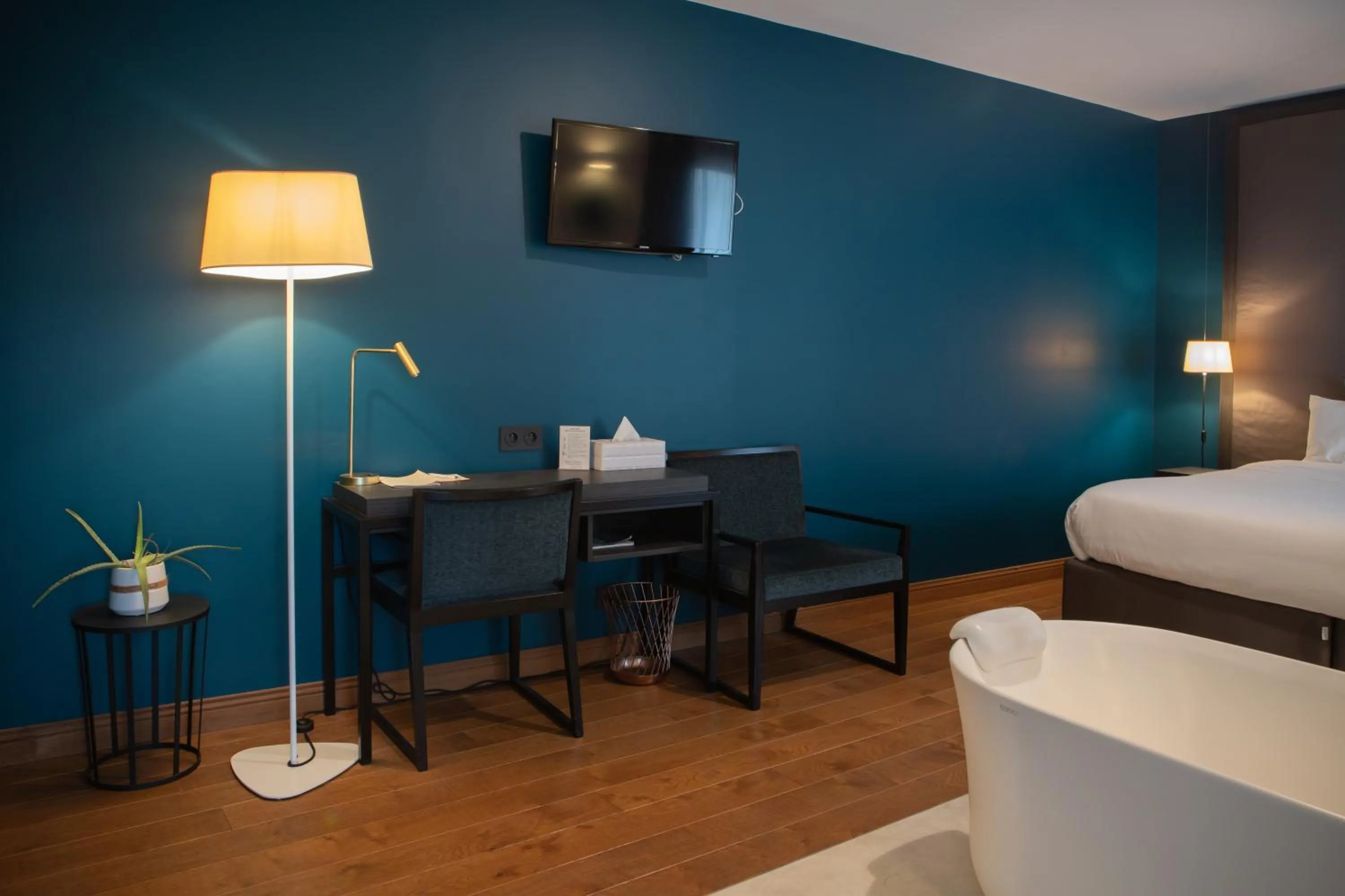 Seating area, Bed in Ezia