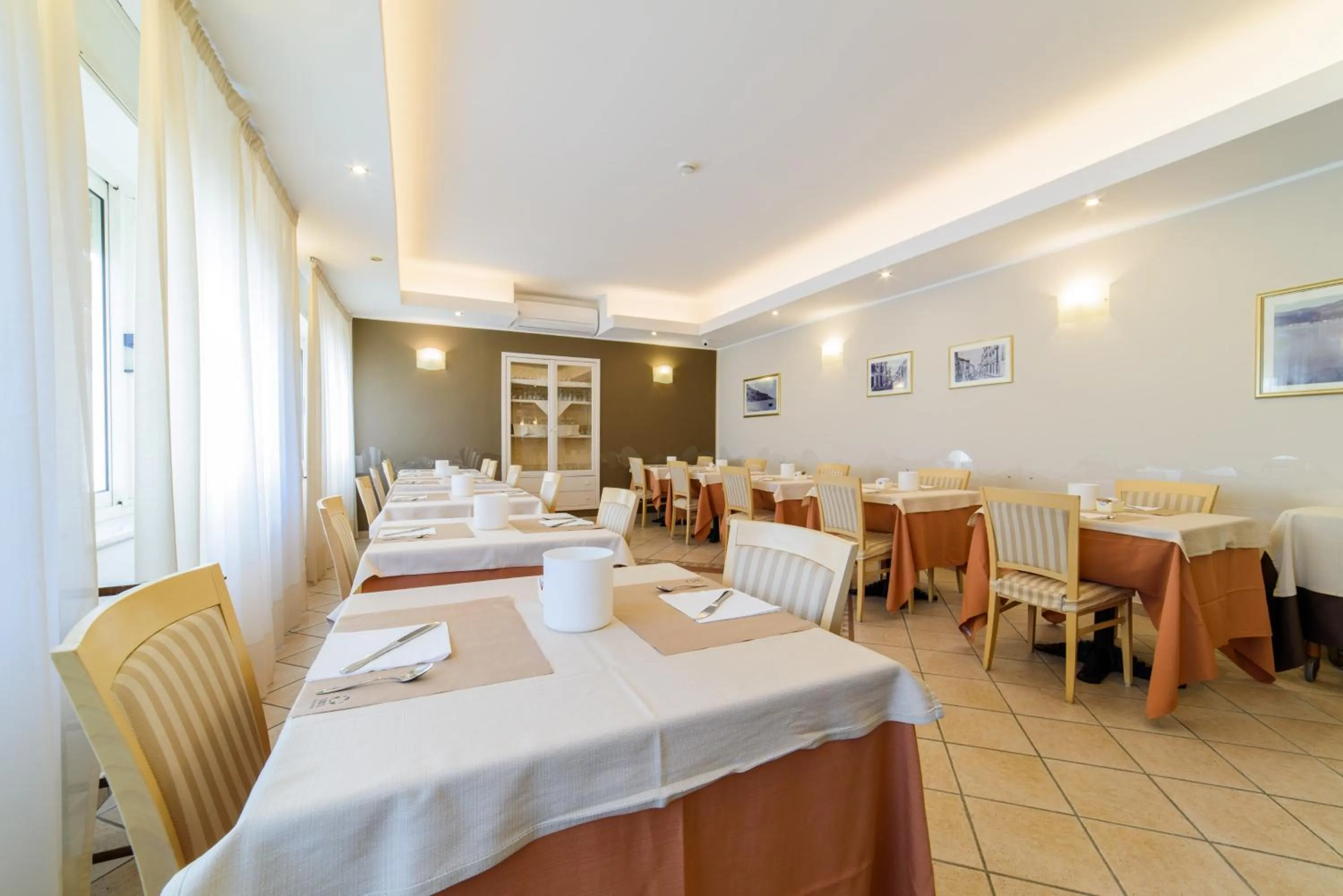 Restaurant/places to eat in Hotel Tirreno
