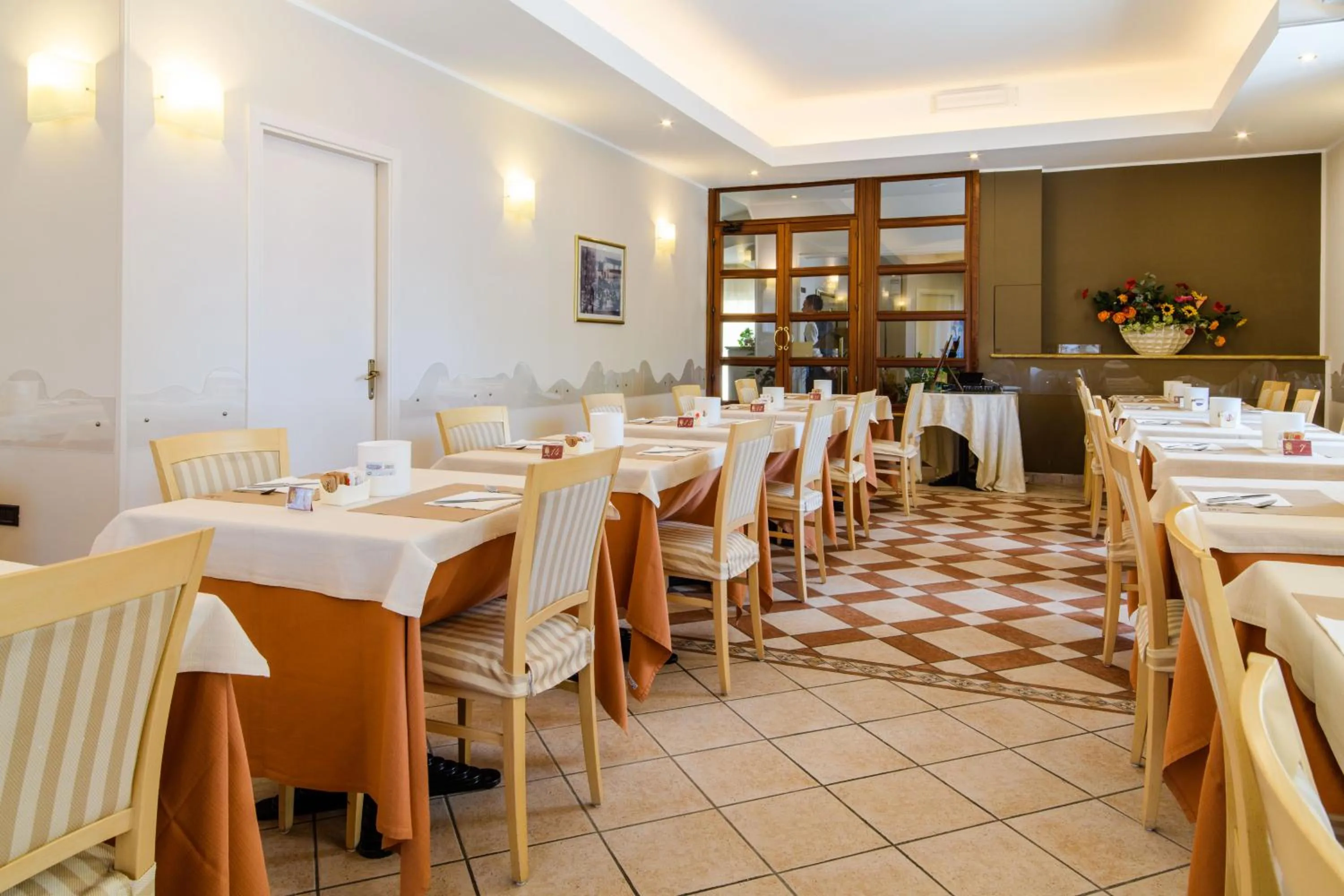 Restaurant/places to eat in Hotel Tirreno