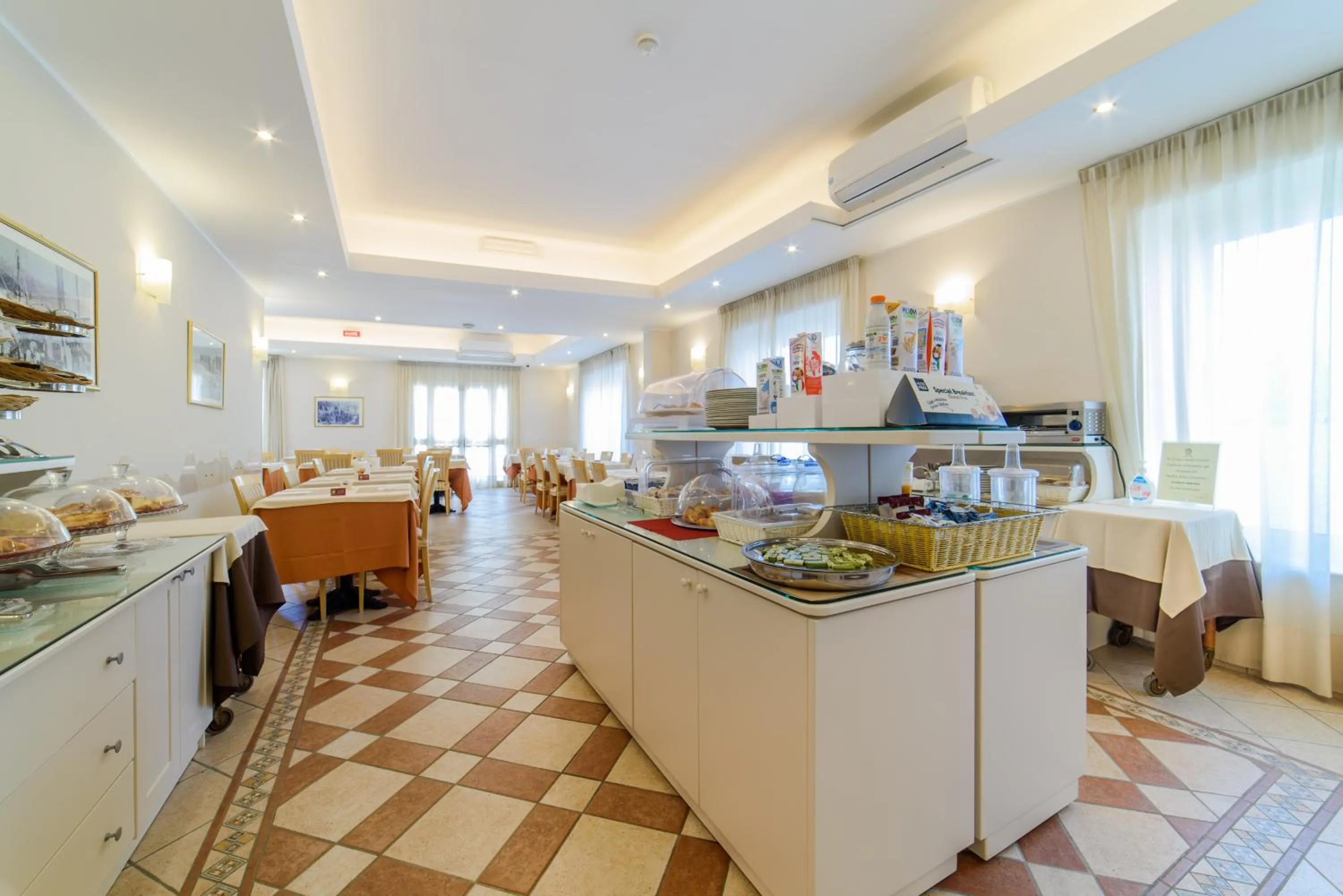 Restaurant/places to eat in Hotel Tirreno