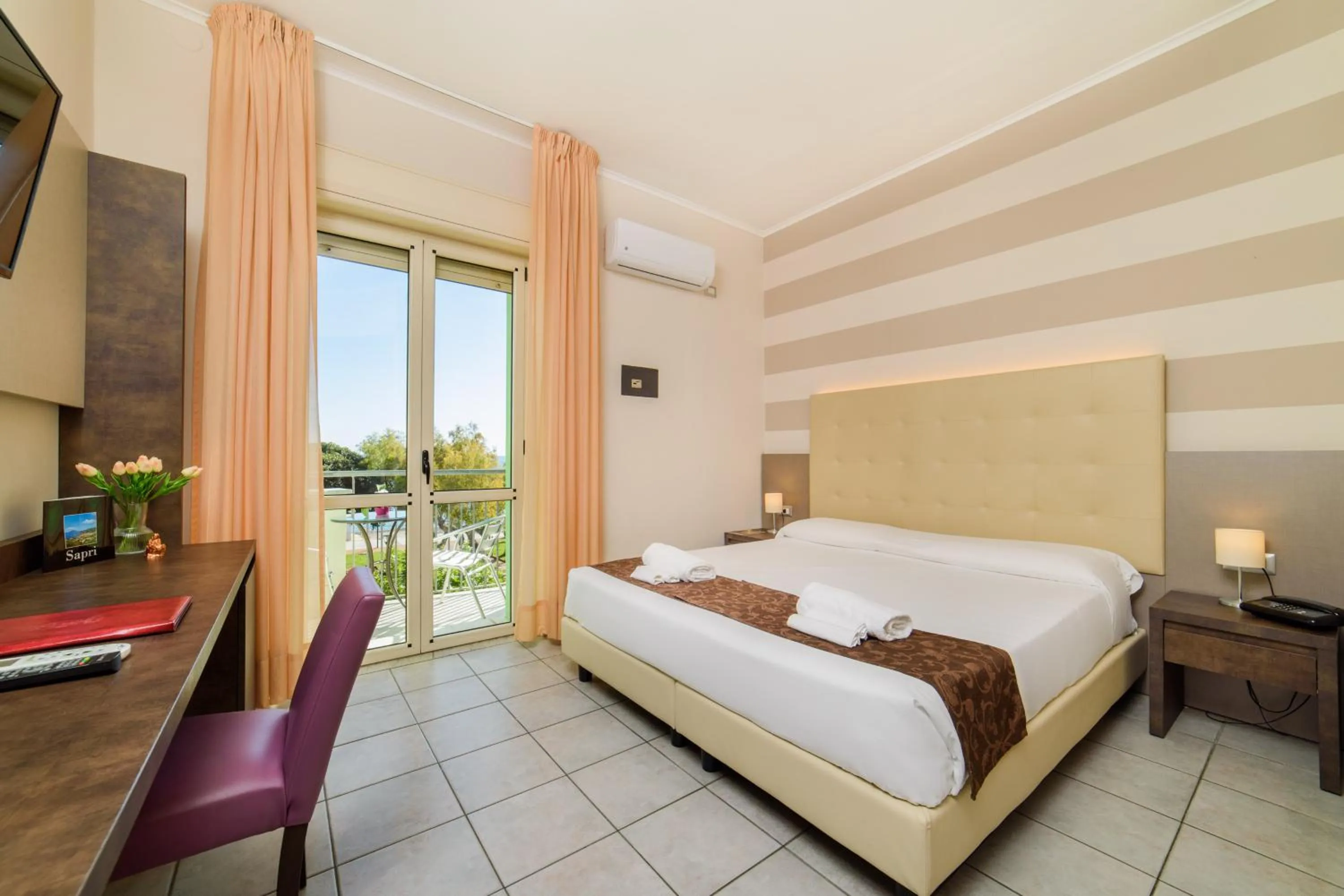 Bed in Hotel Tirreno