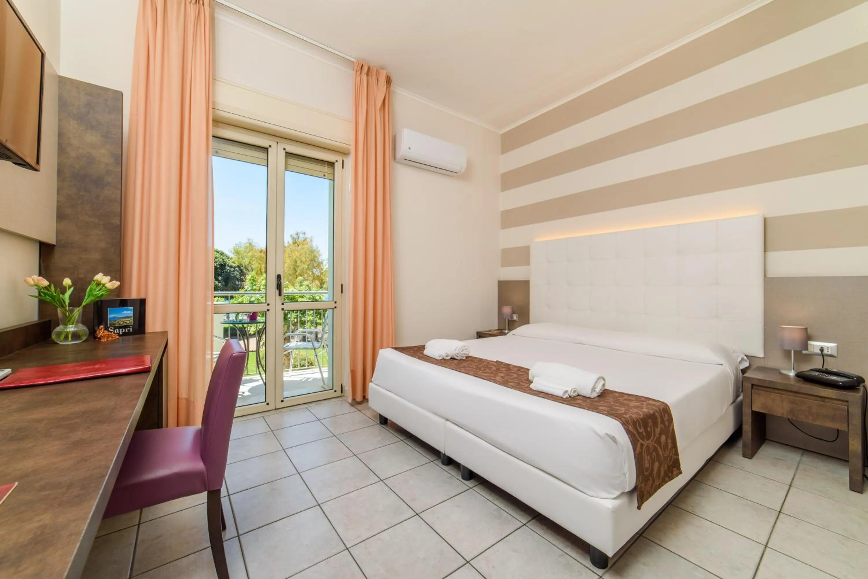 Sea view, Bed in Hotel Tirreno