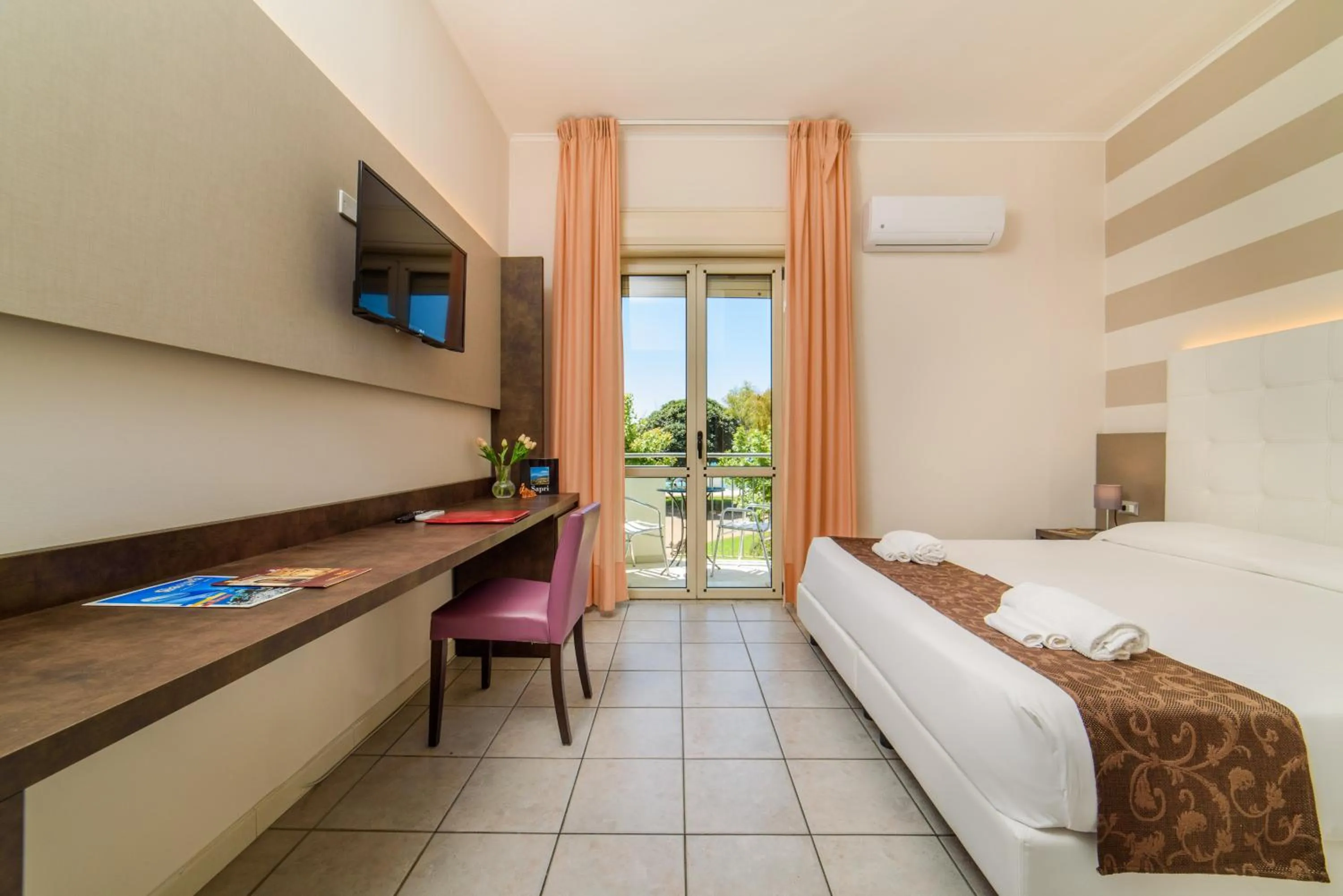 Bed in Hotel Tirreno