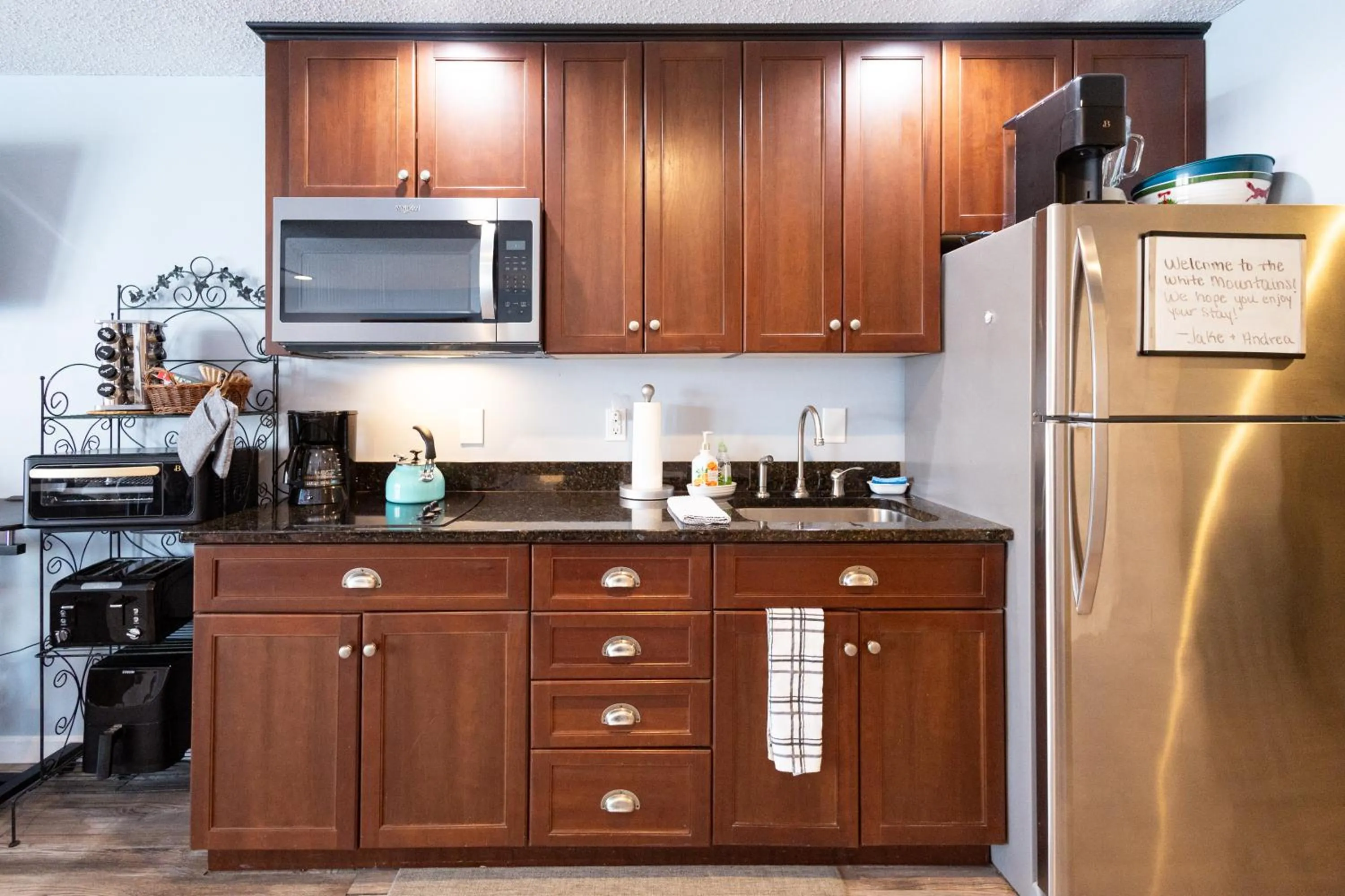 Kitchen or kitchenette in White Mountains Getaway with amazing views!