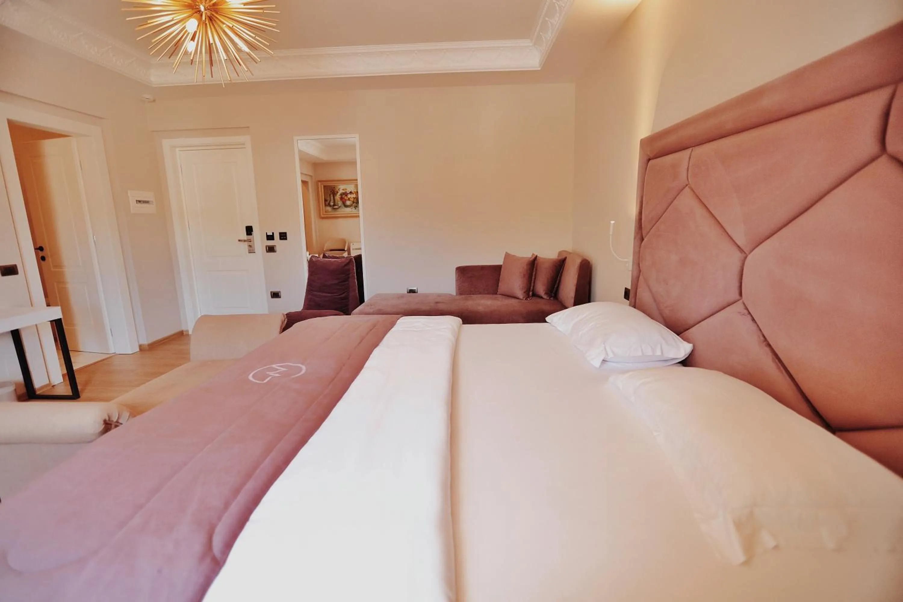 Photo of the whole room, Bed in Grand Mirage