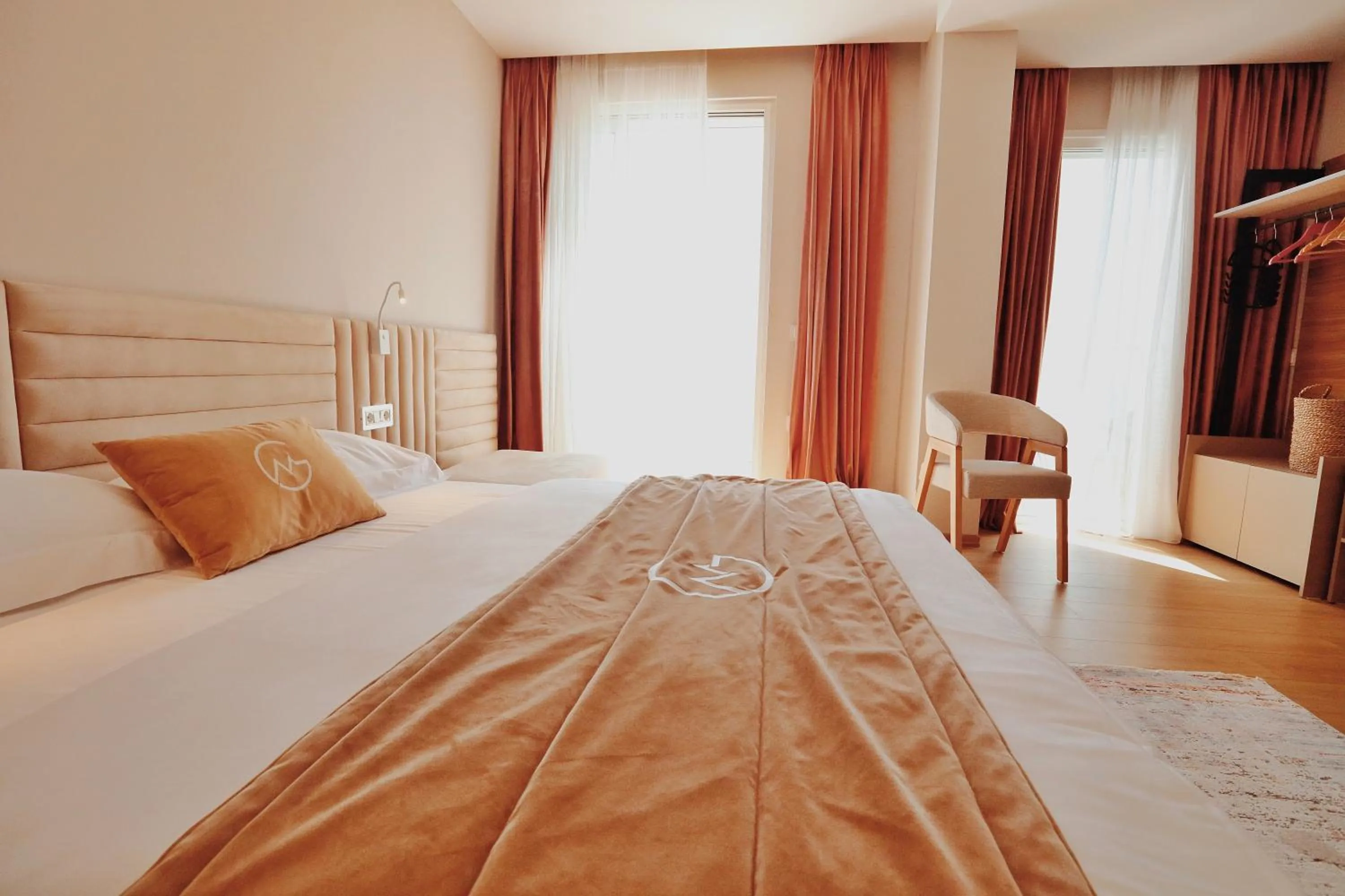 Photo of the whole room, Bed in Grand Mirage