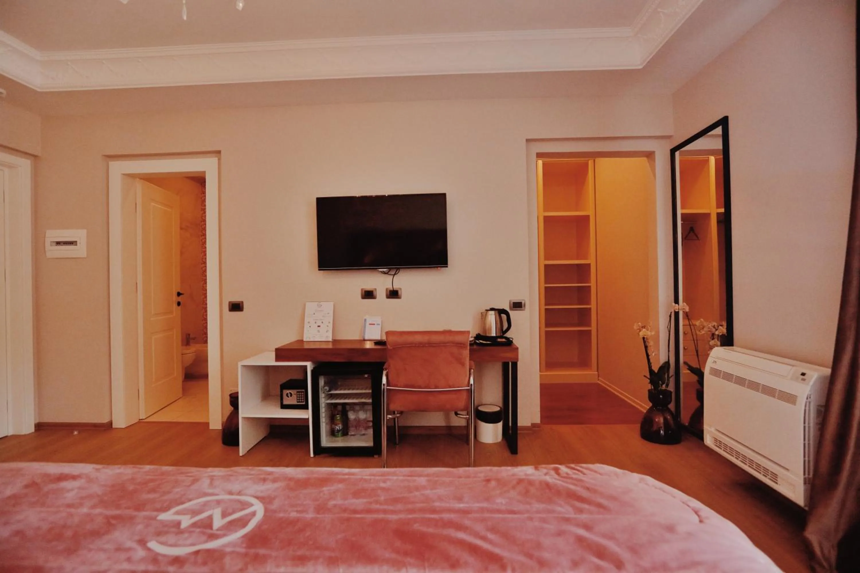 wardrobe, Bed in Grand Mirage