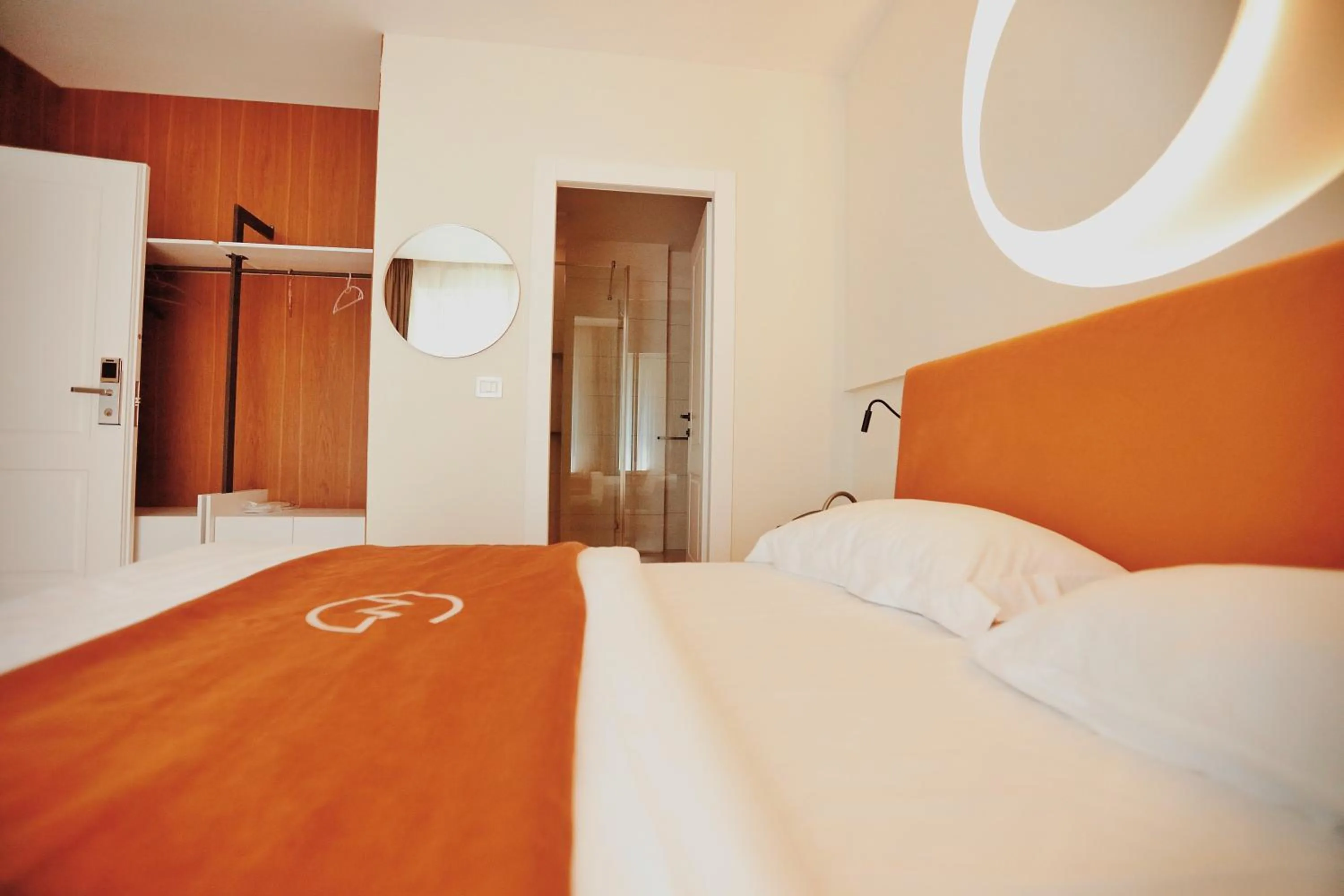 Photo of the whole room, Bed in Grand Mirage