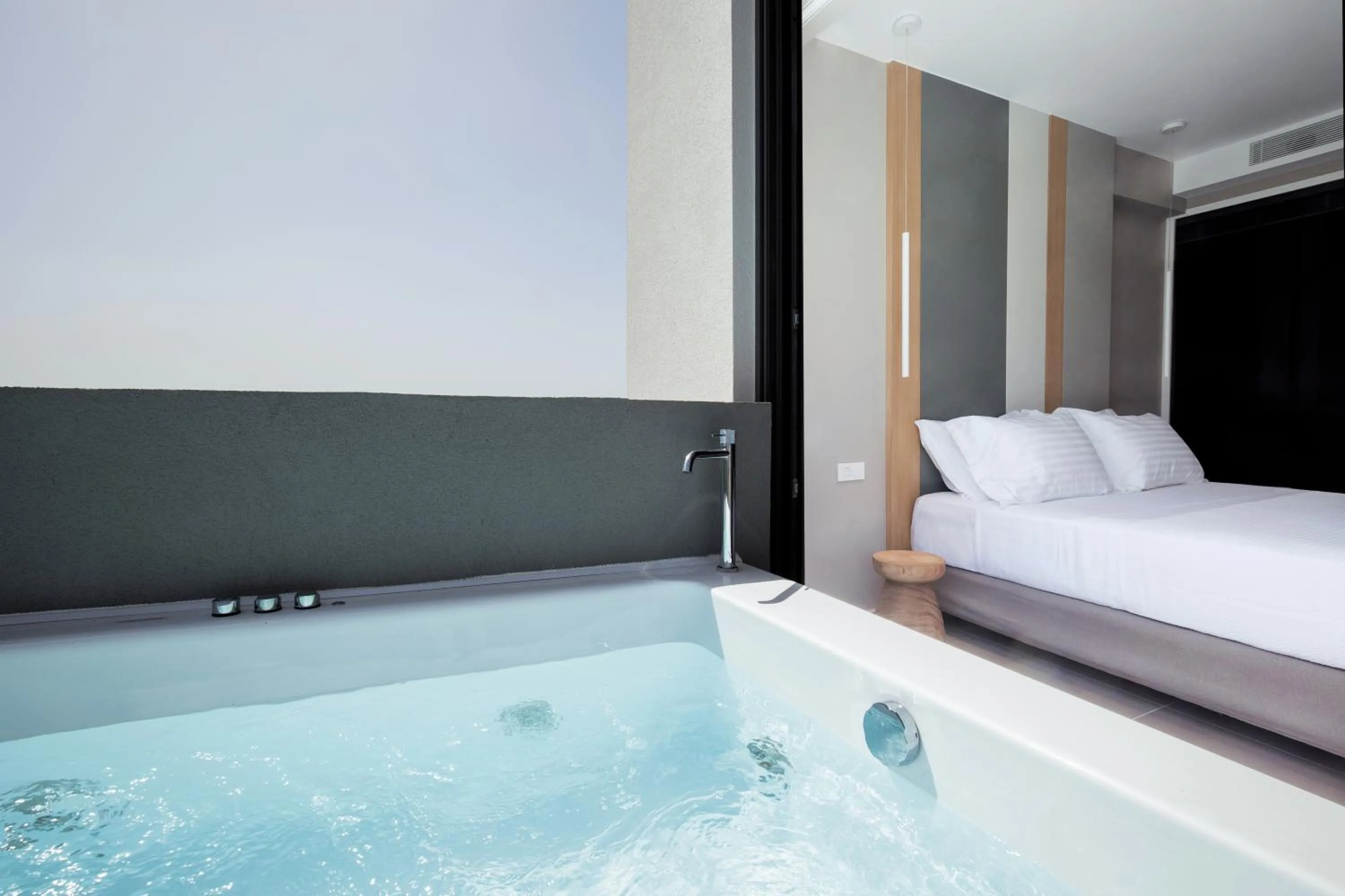 Hot Tub, Bed in Noemie Luxury Suites