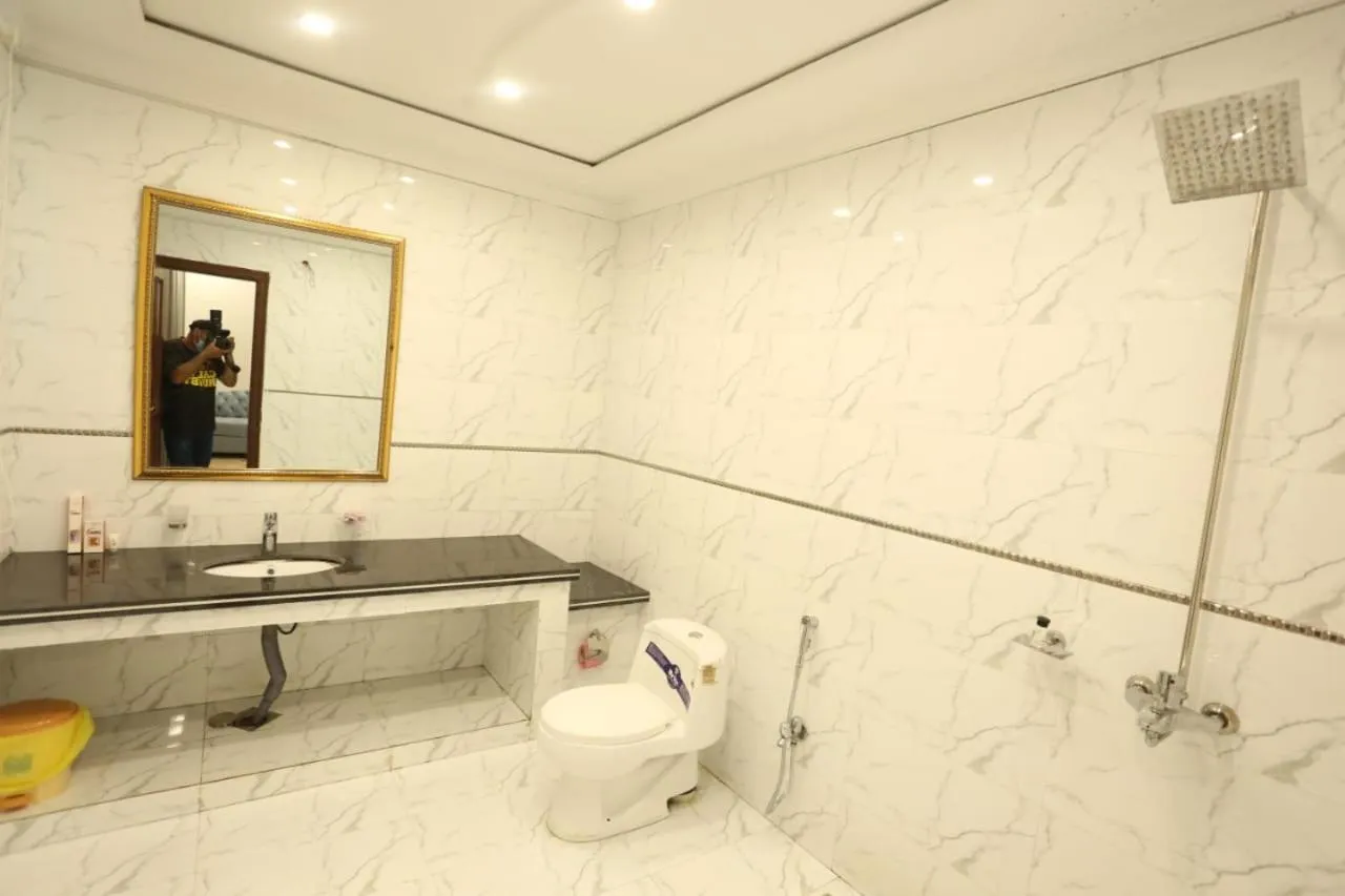 Shower in Grand Swiss Hotel&Apartment Lahore