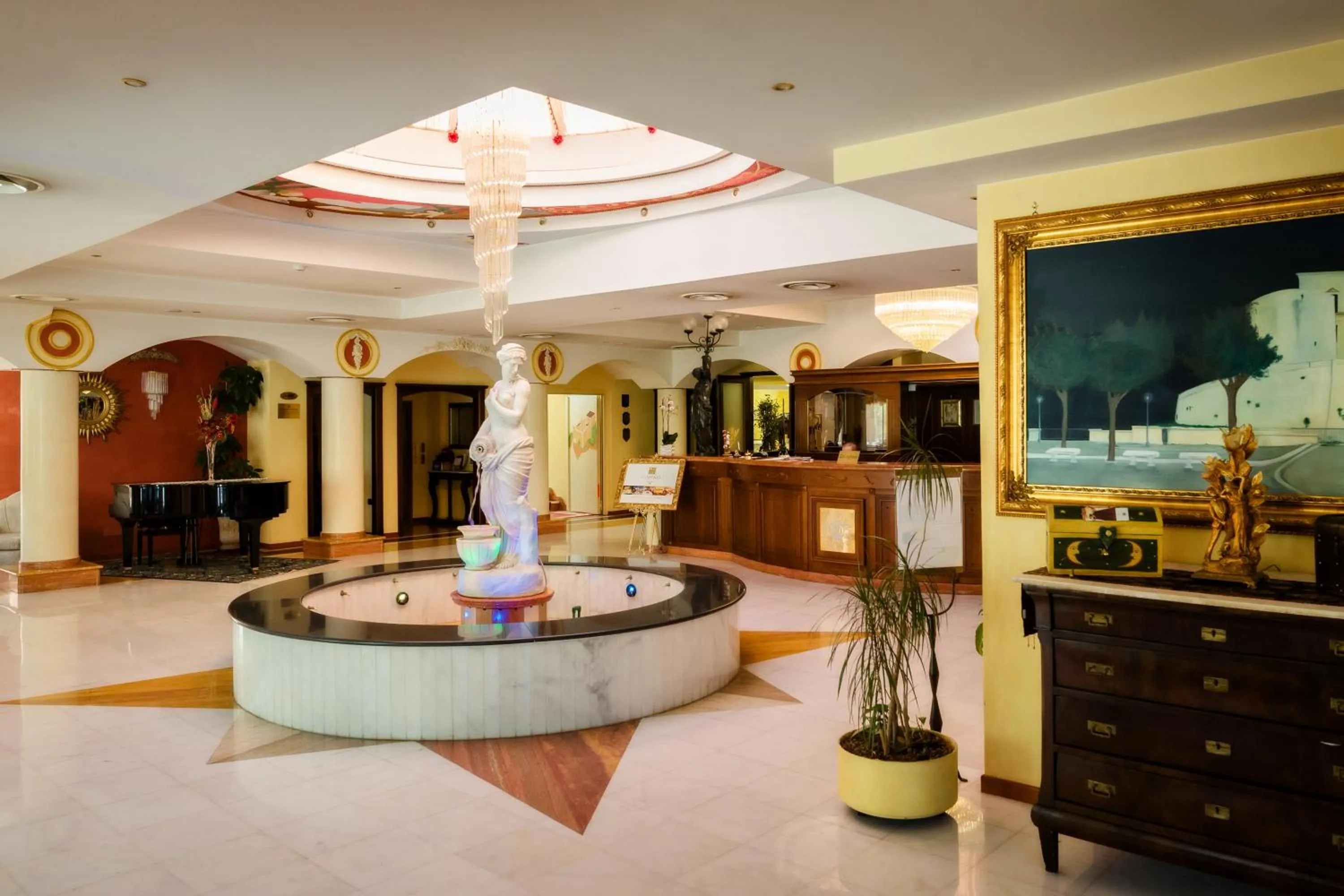 Restaurant/places to eat in Grand Hotel Osman