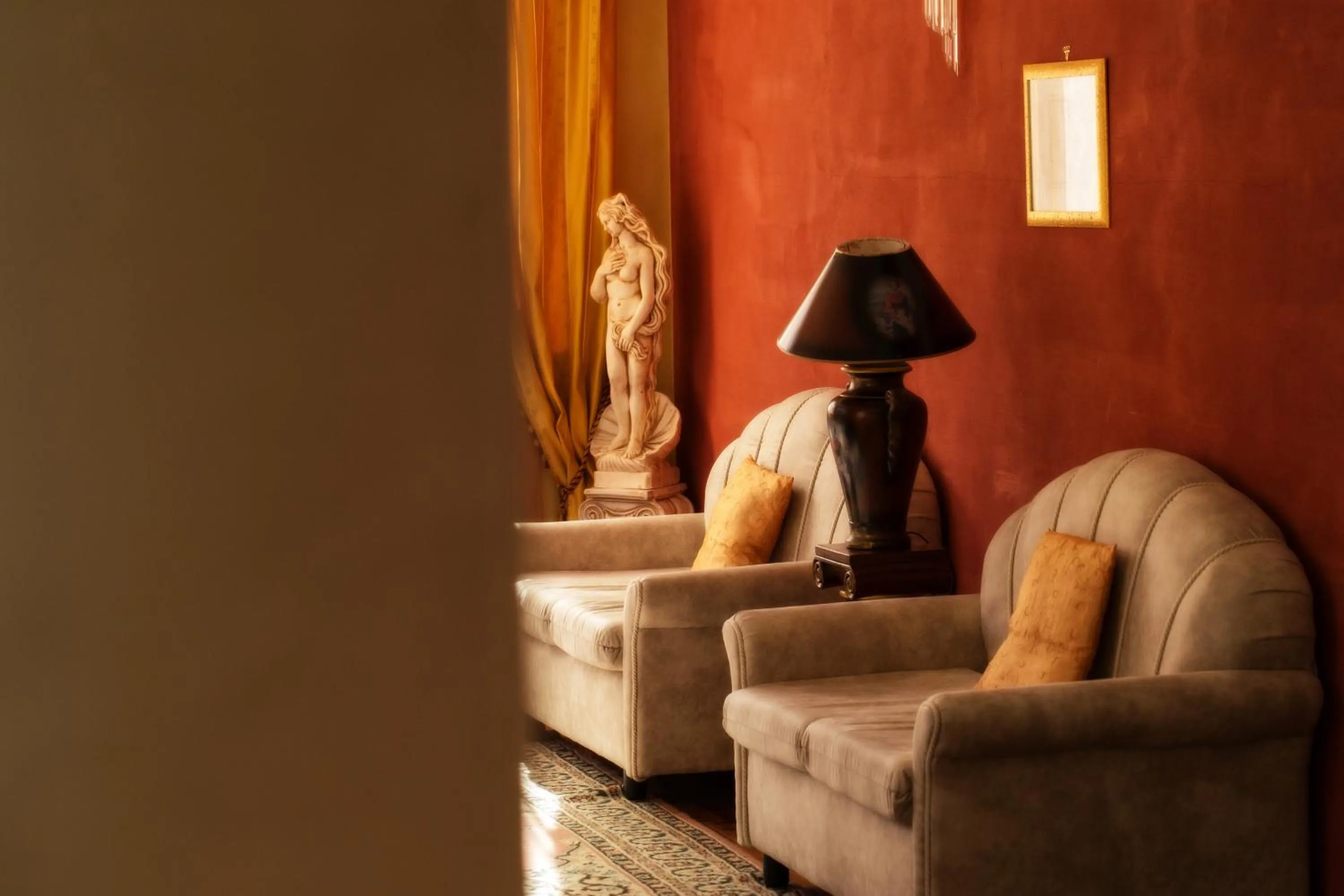 Communal lounge/ TV room in Grand Hotel Osman