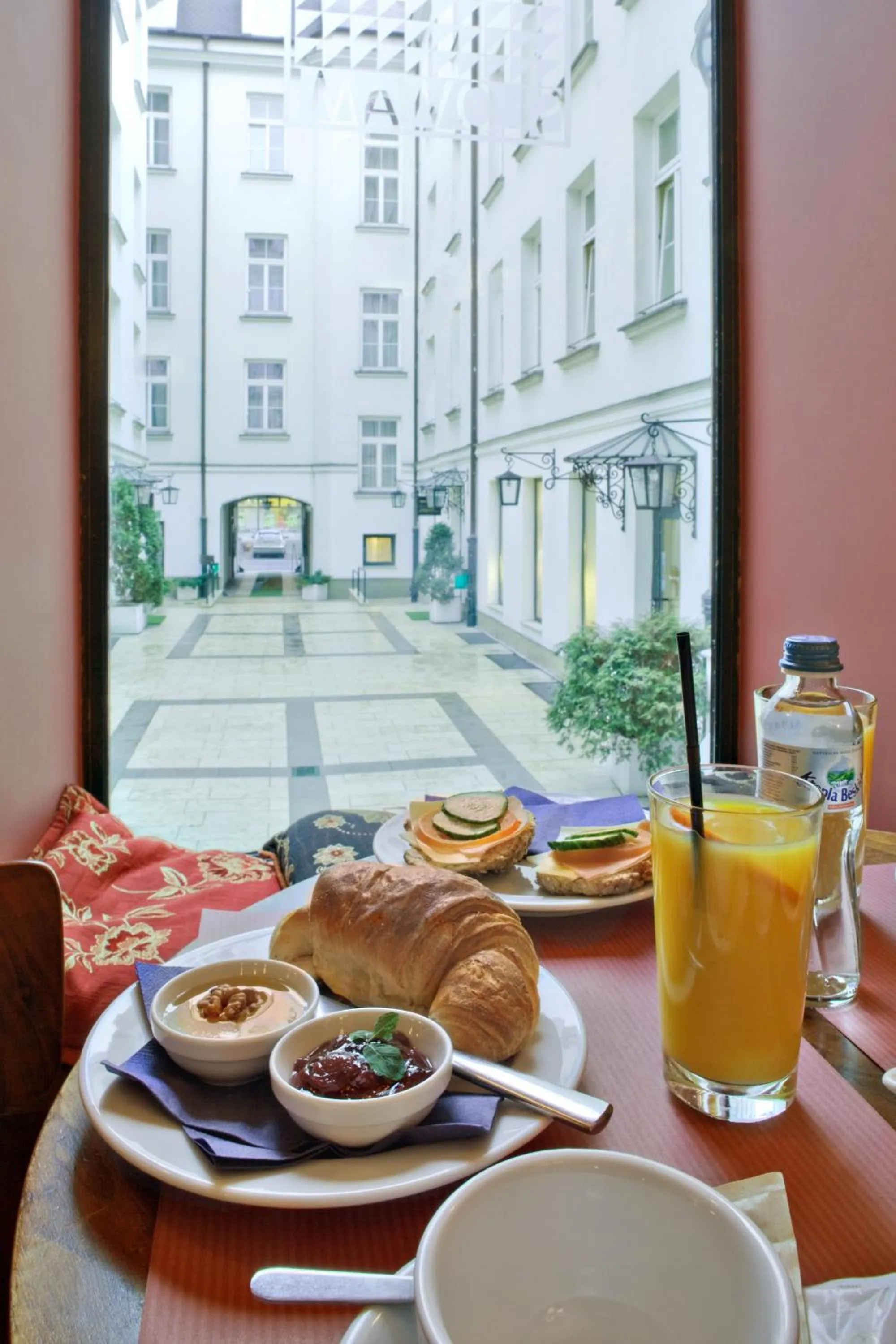 Restaurant/places to eat in Residence St. Andrew's Palace