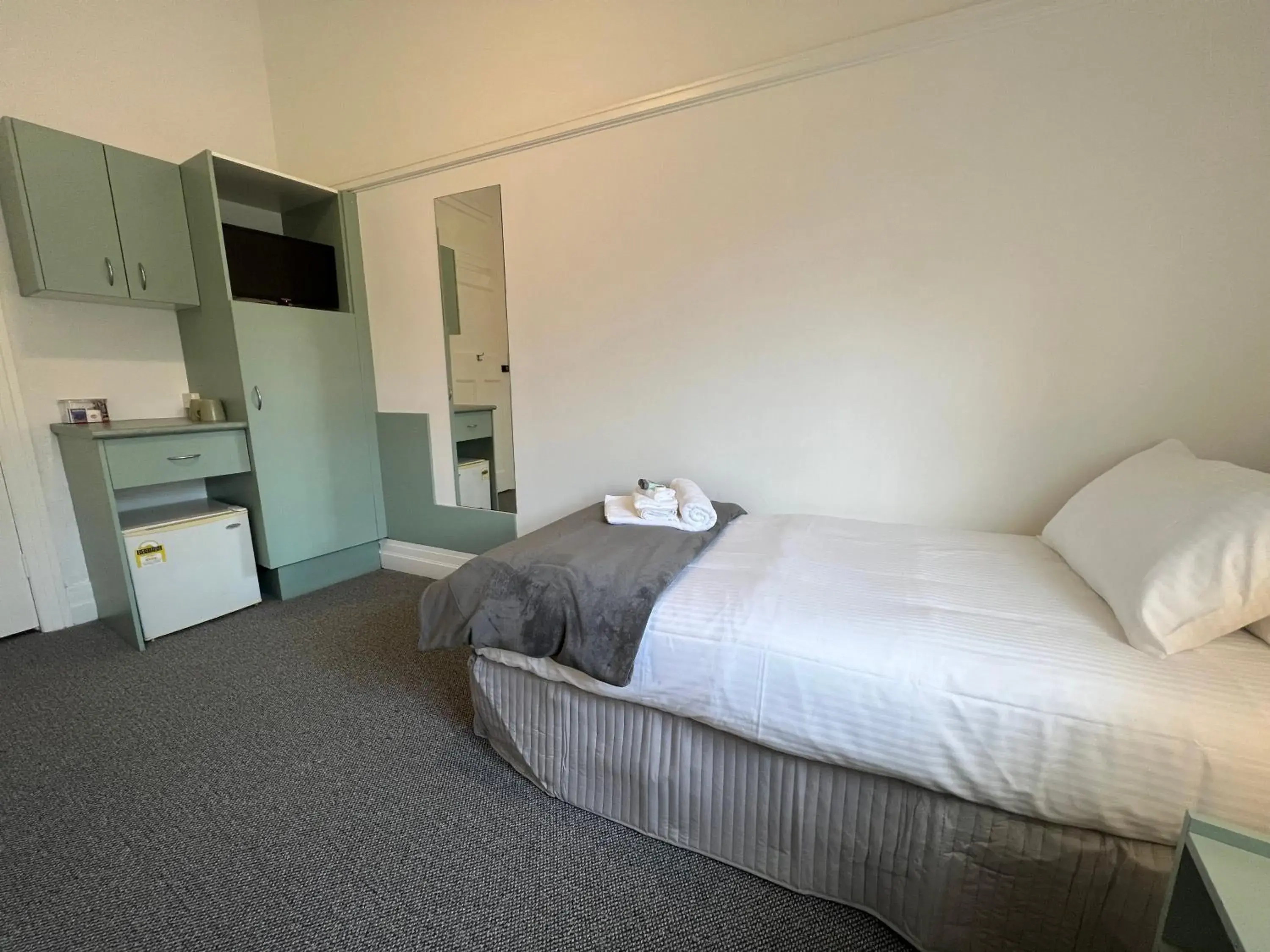 Single Room with Shared Bathroom - single occupancy in Hotel Concord Single Room with Shared Bathroom - single occupancy in Hotel Concord