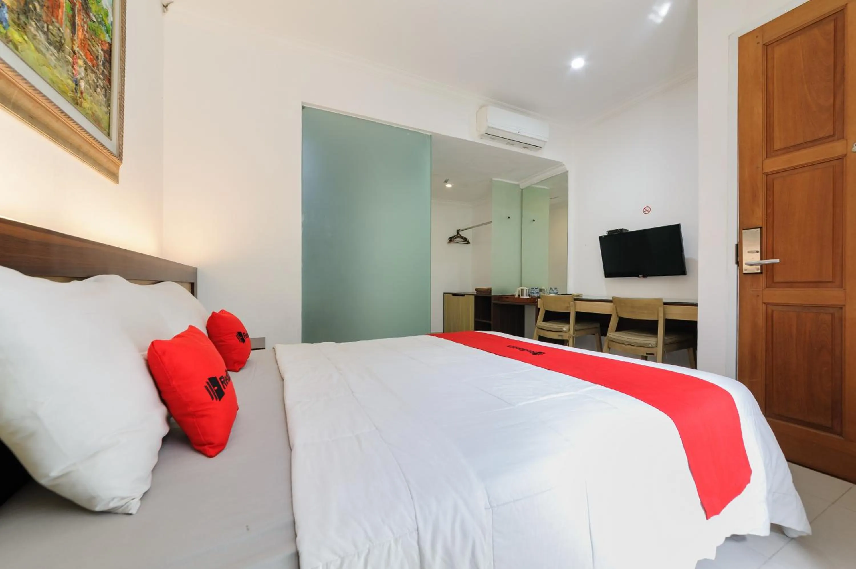 Bedroom, Bed in RedDoorz at Bali Kepundung Denpasar