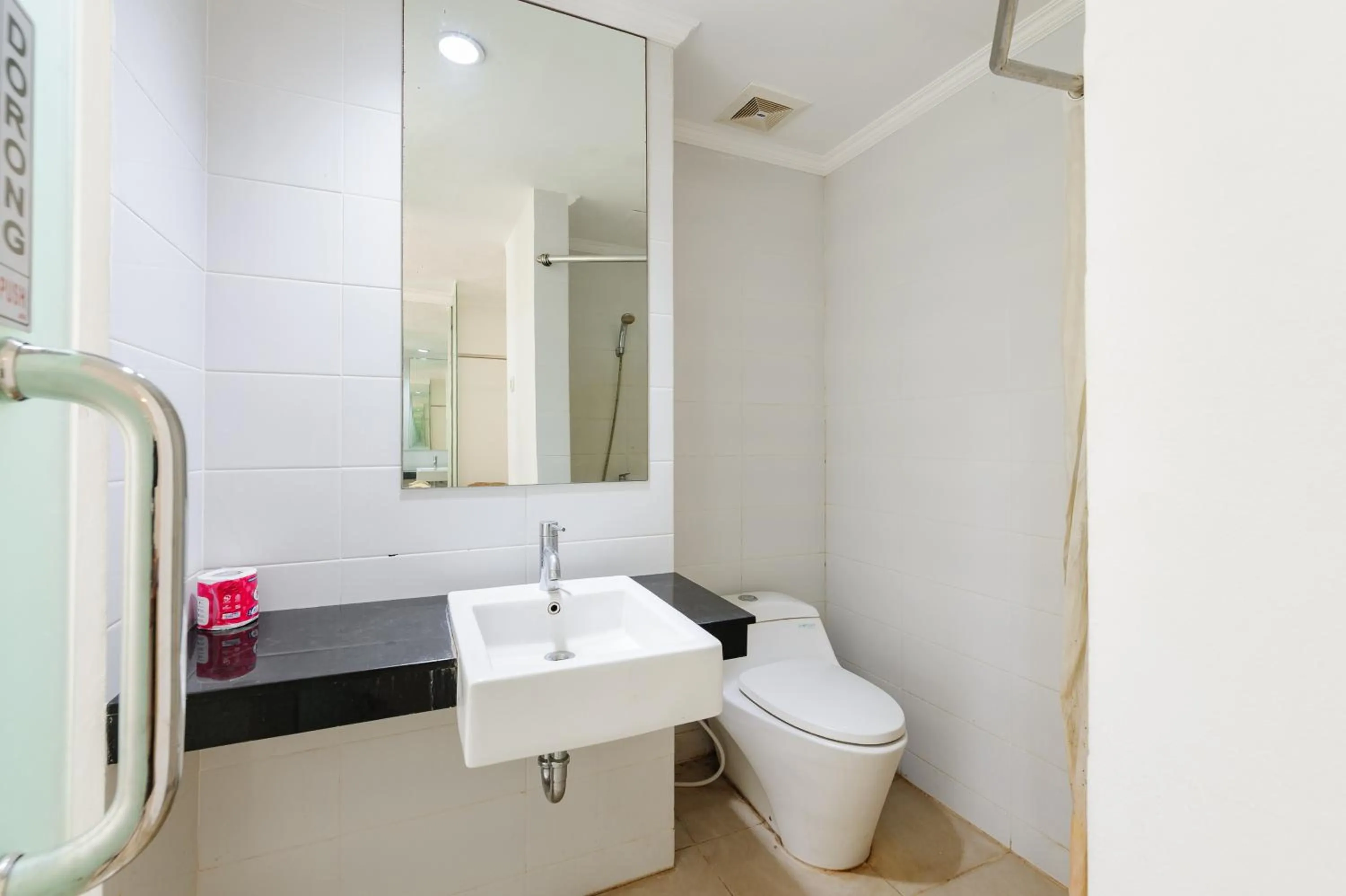 Bathroom in RedDoorz at Bali Kepundung Denpasar