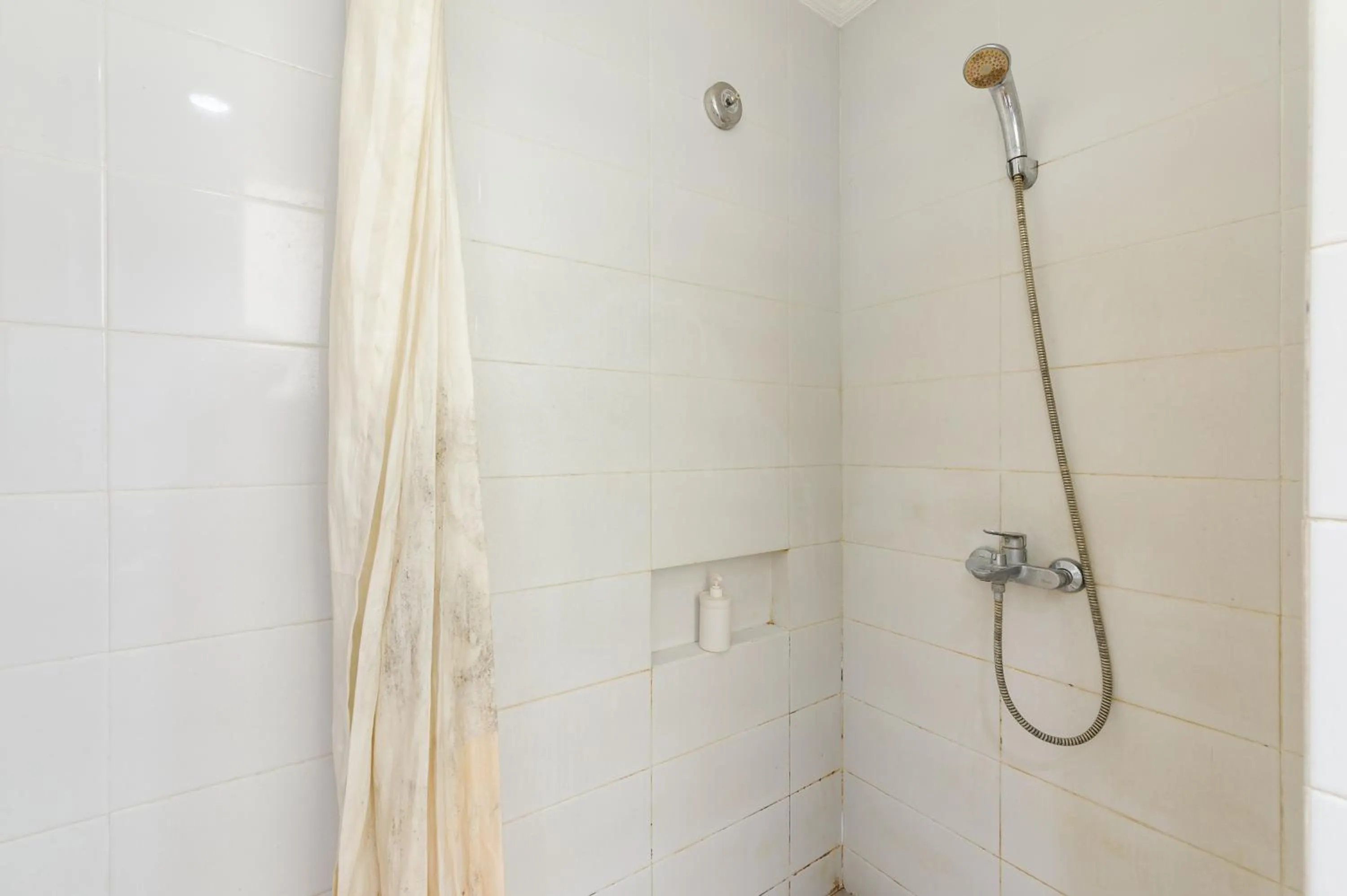 Bathroom in RedDoorz at Bali Kepundung Denpasar