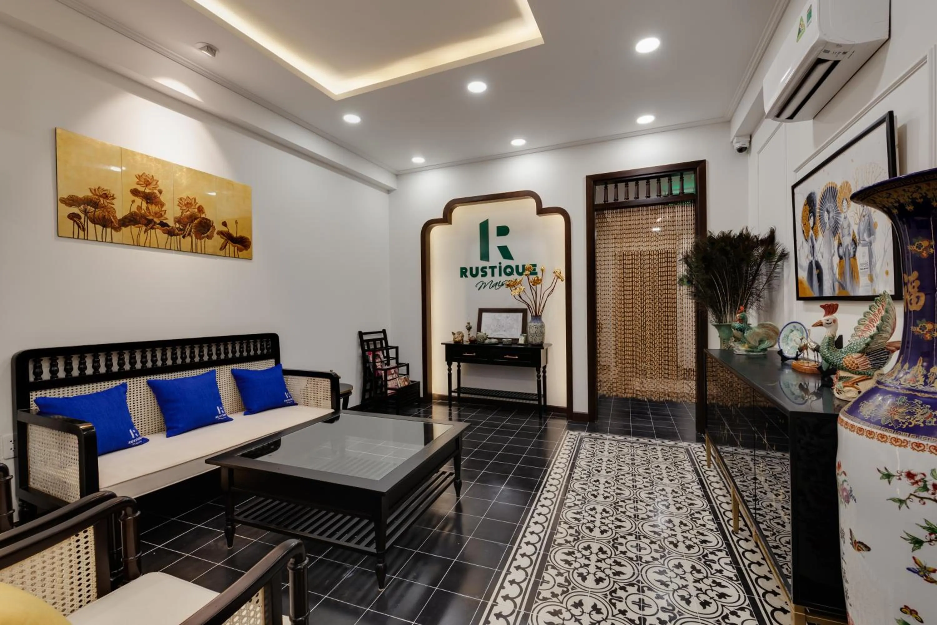 Communal lounge/ TV room in Rustique Maison