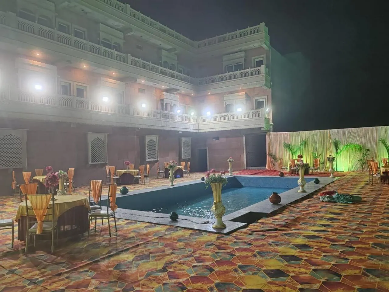 Swimming pool in Hotel Rajwada palace