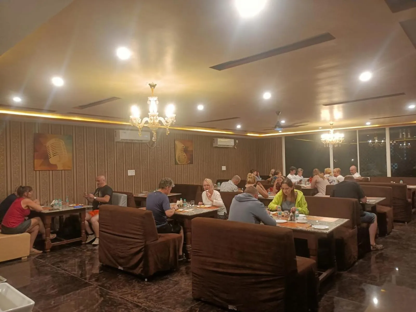 Restaurant/places to eat in Hotel Rajwada palace