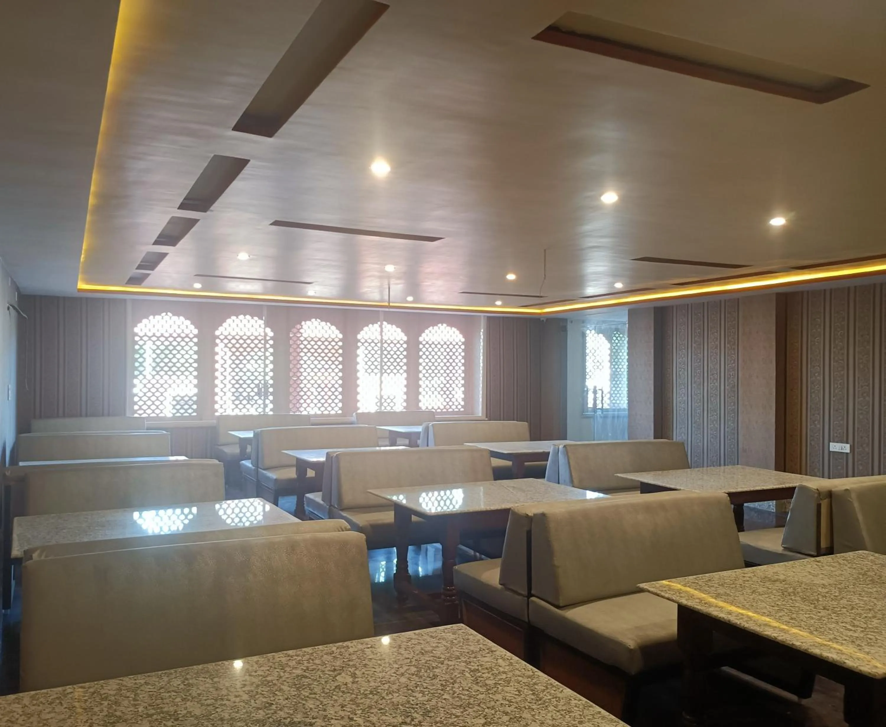 Restaurant/places to eat in Hotel Rajwada palace