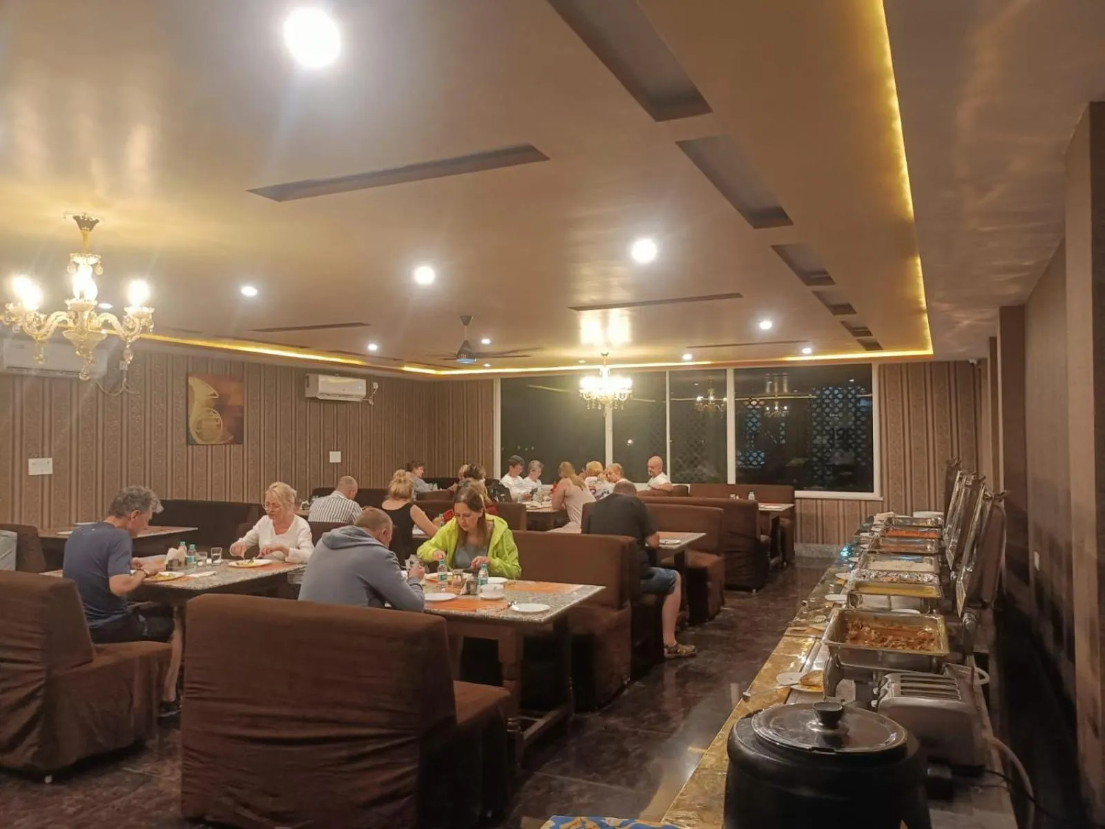 Restaurant/places to eat in Hotel Rajwada palace