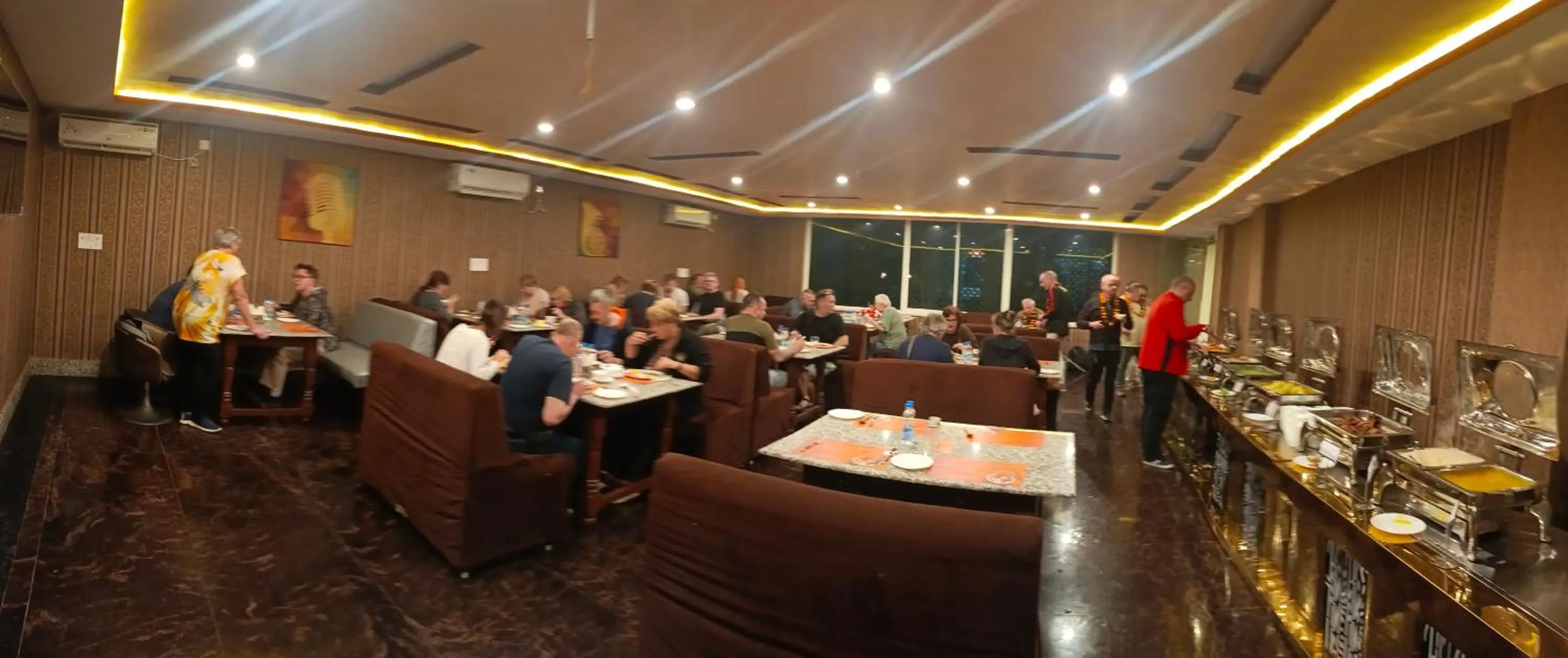 Restaurant/places to eat in Hotel Rajwada palace