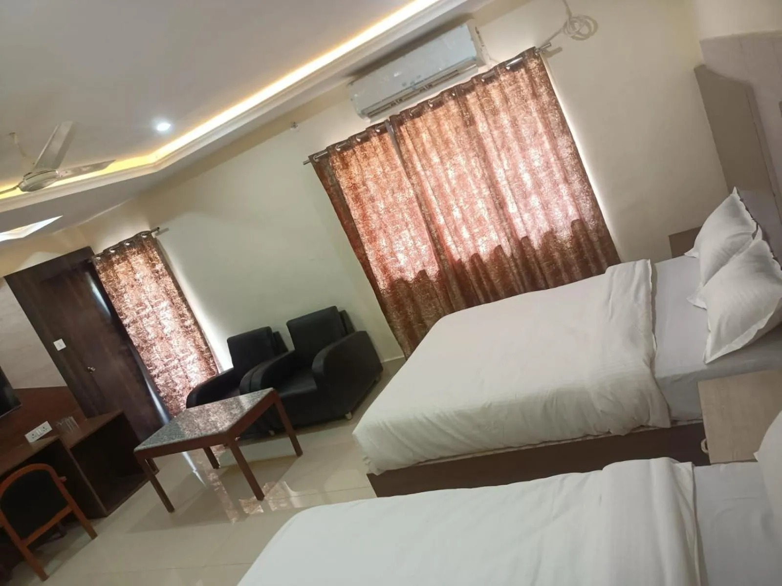 Photo of the whole room, Bed in Hotel Rajwada palace