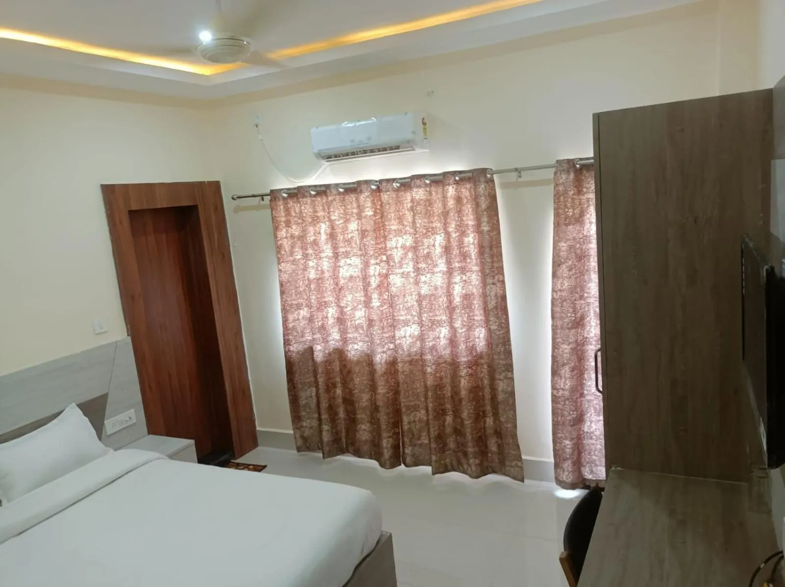 Photo of the whole room, Bed in Hotel Rajwada palace