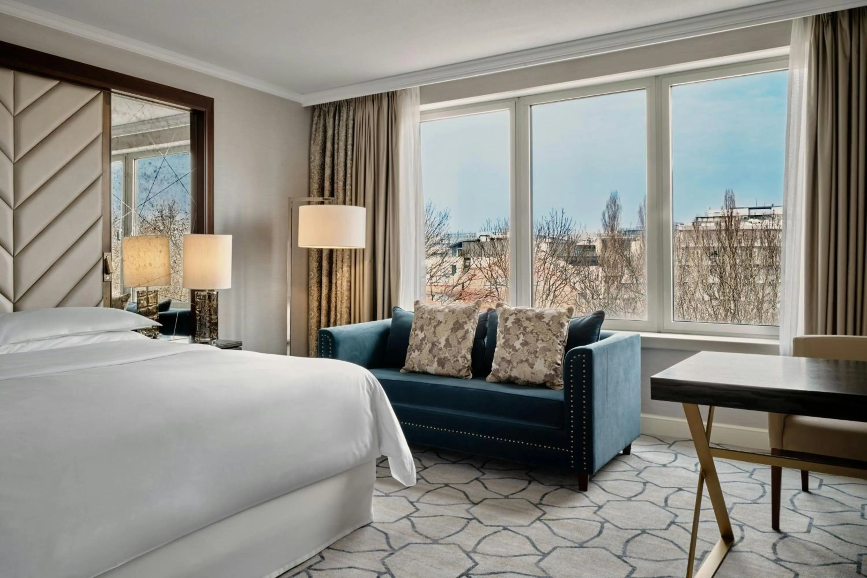 Photo of the whole room, Bed in Sheraton Grand Warsaw