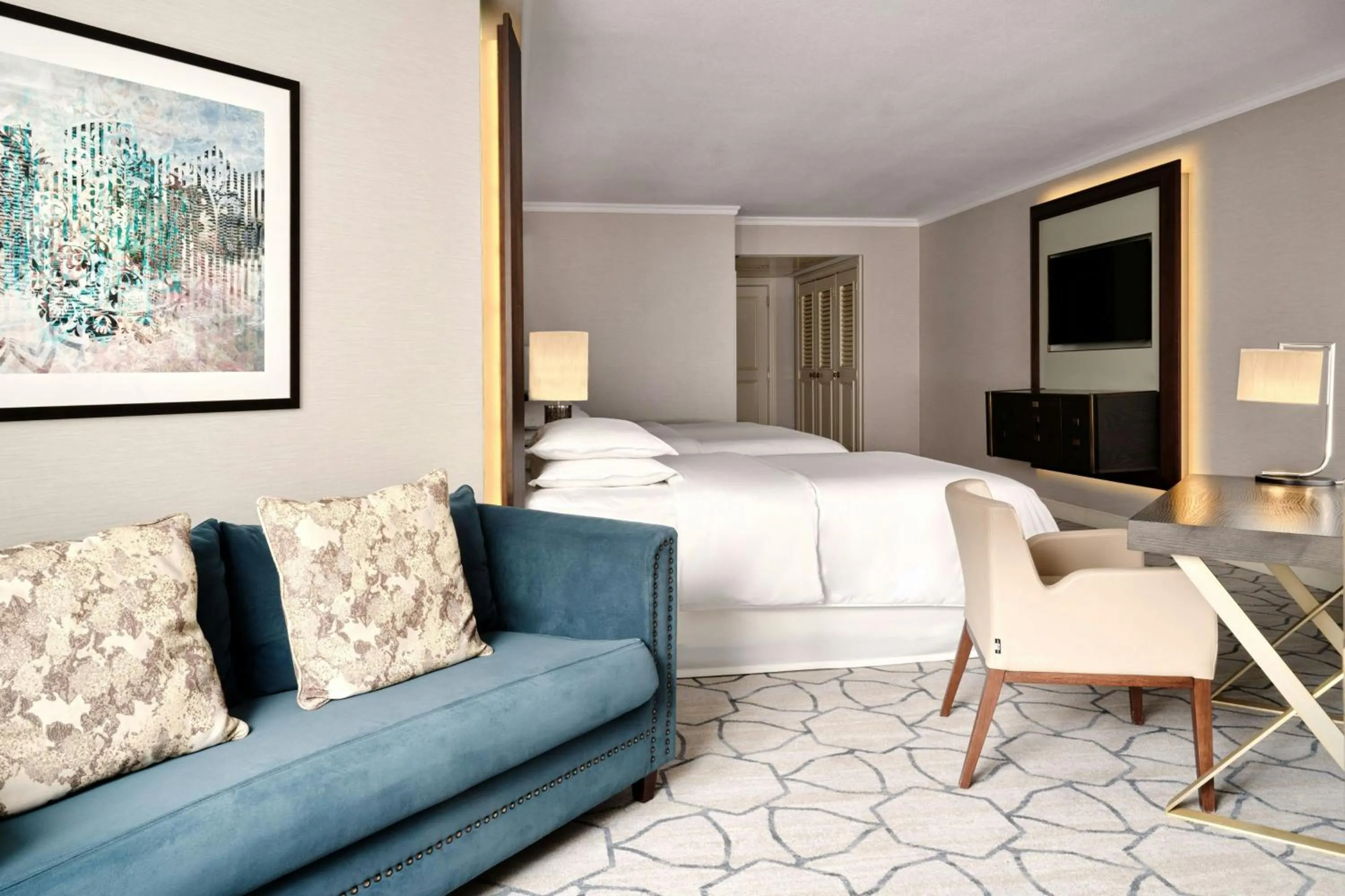 Photo of the whole room, Bed in Sheraton Grand Warsaw