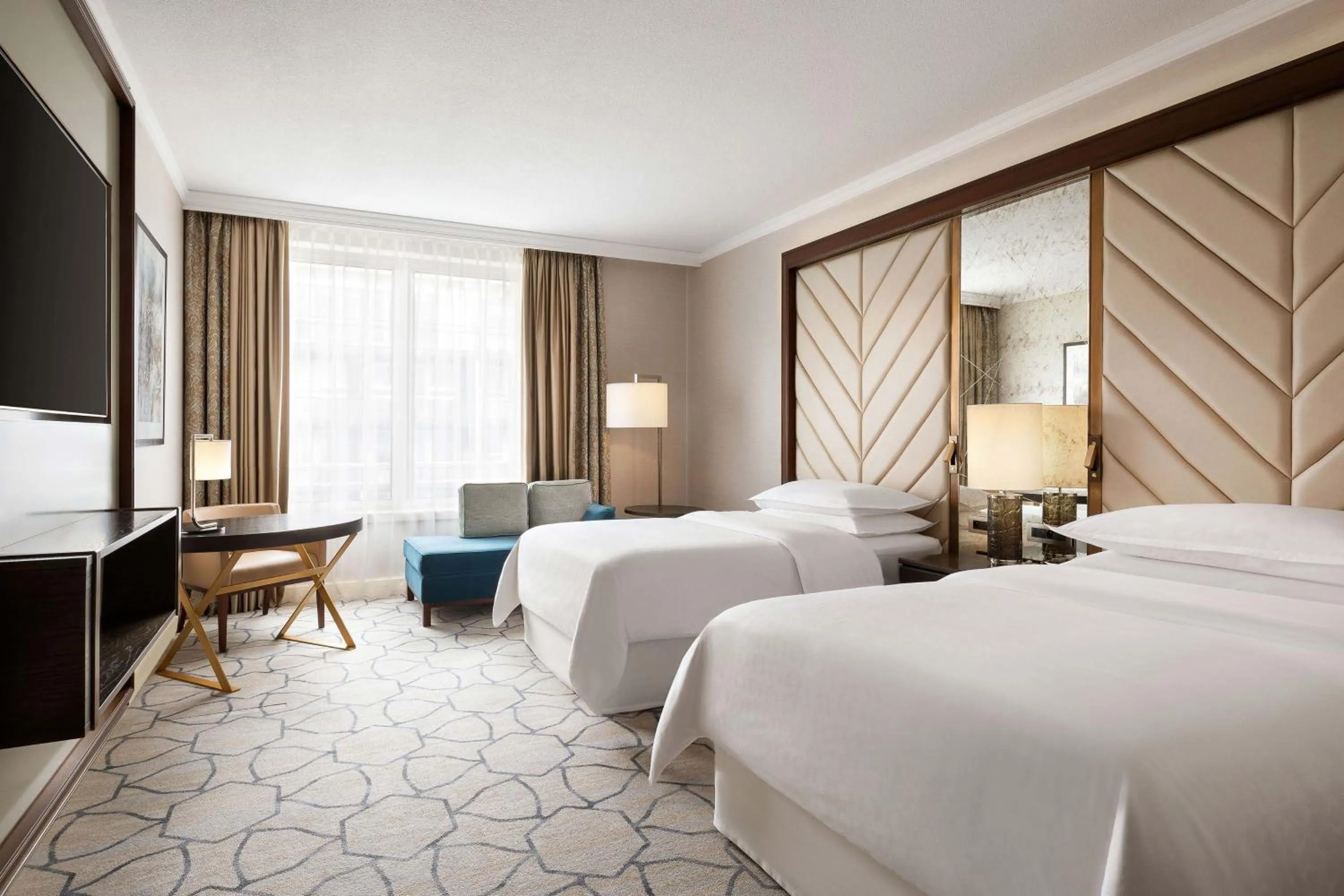 Photo of the whole room, Bed in Sheraton Grand Warsaw