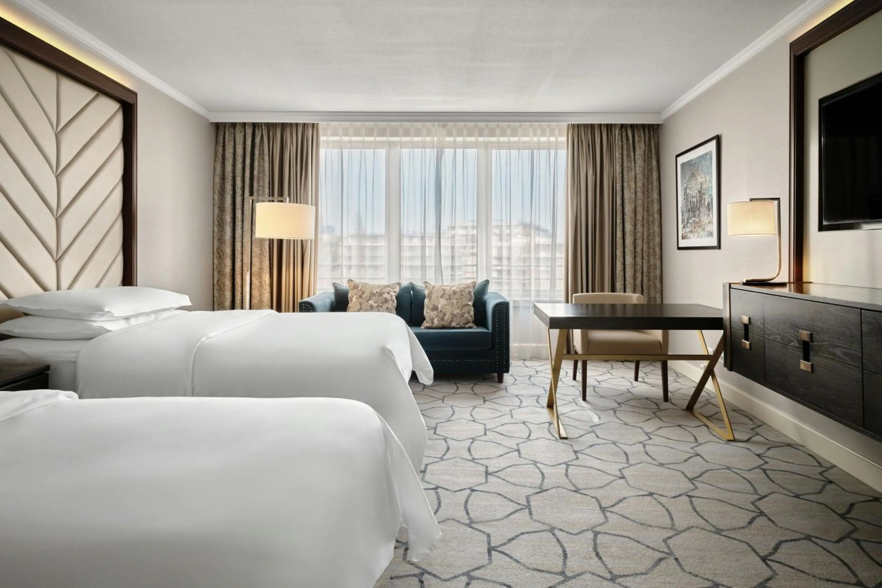 Photo of the whole room, Bed in Sheraton Grand Warsaw