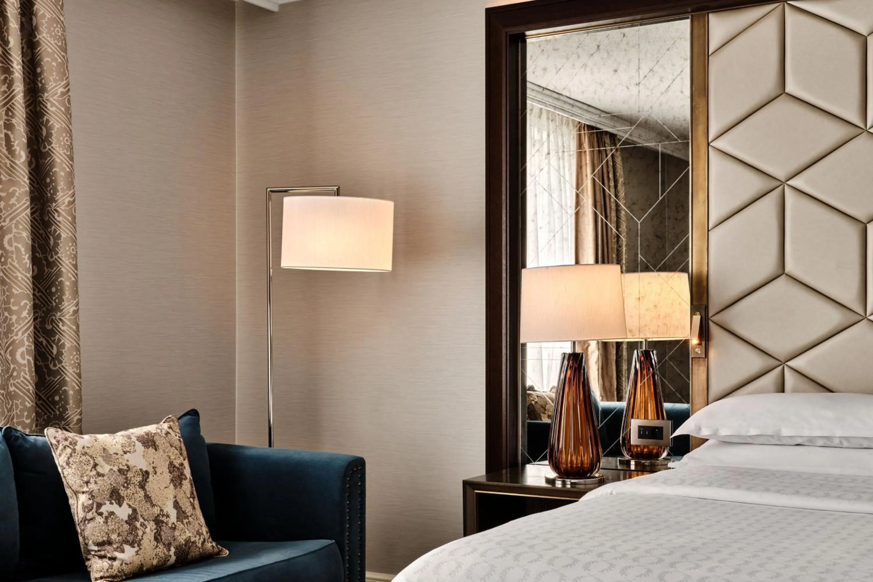 Photo of the whole room, Bed in Sheraton Grand Warsaw