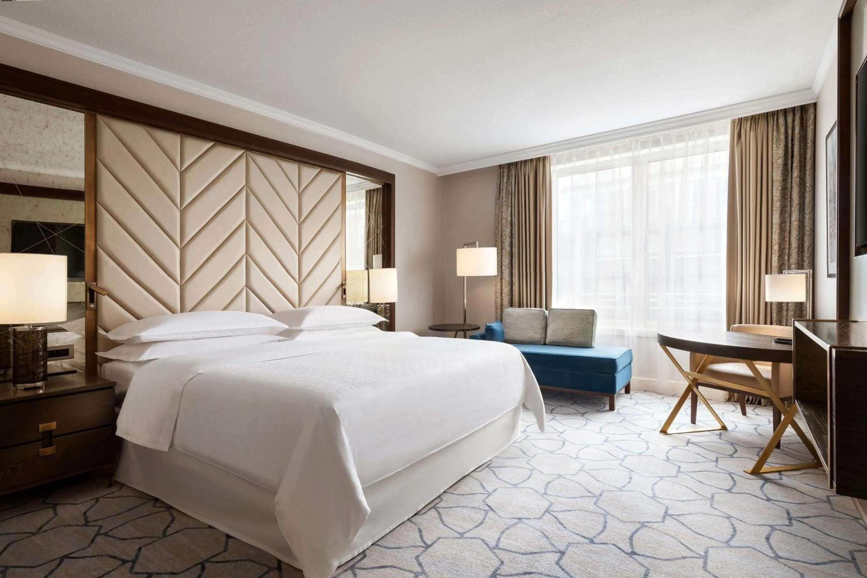 Photo of the whole room, Bed in Sheraton Grand Warsaw