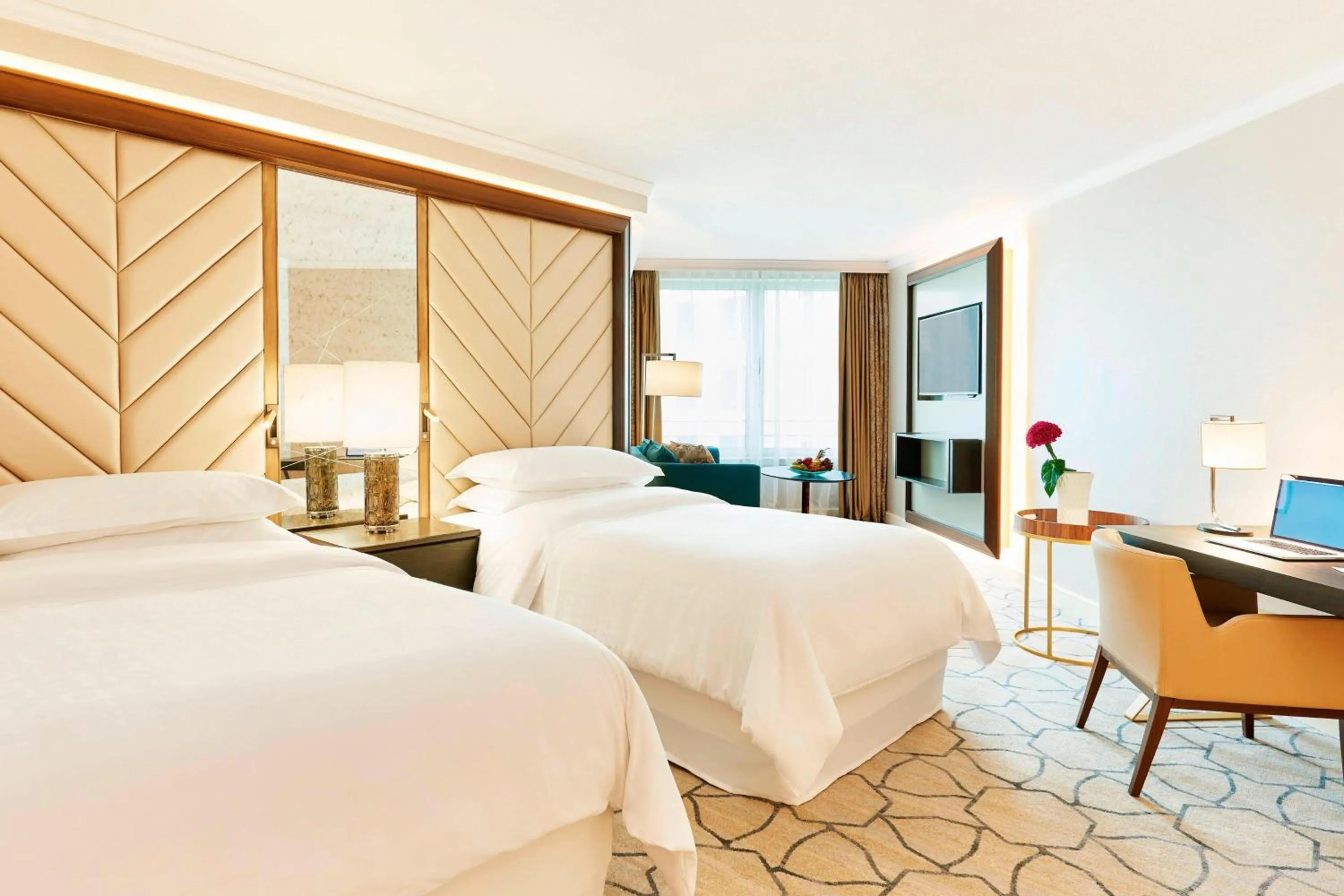 Photo of the whole room, Bed in Sheraton Grand Warsaw