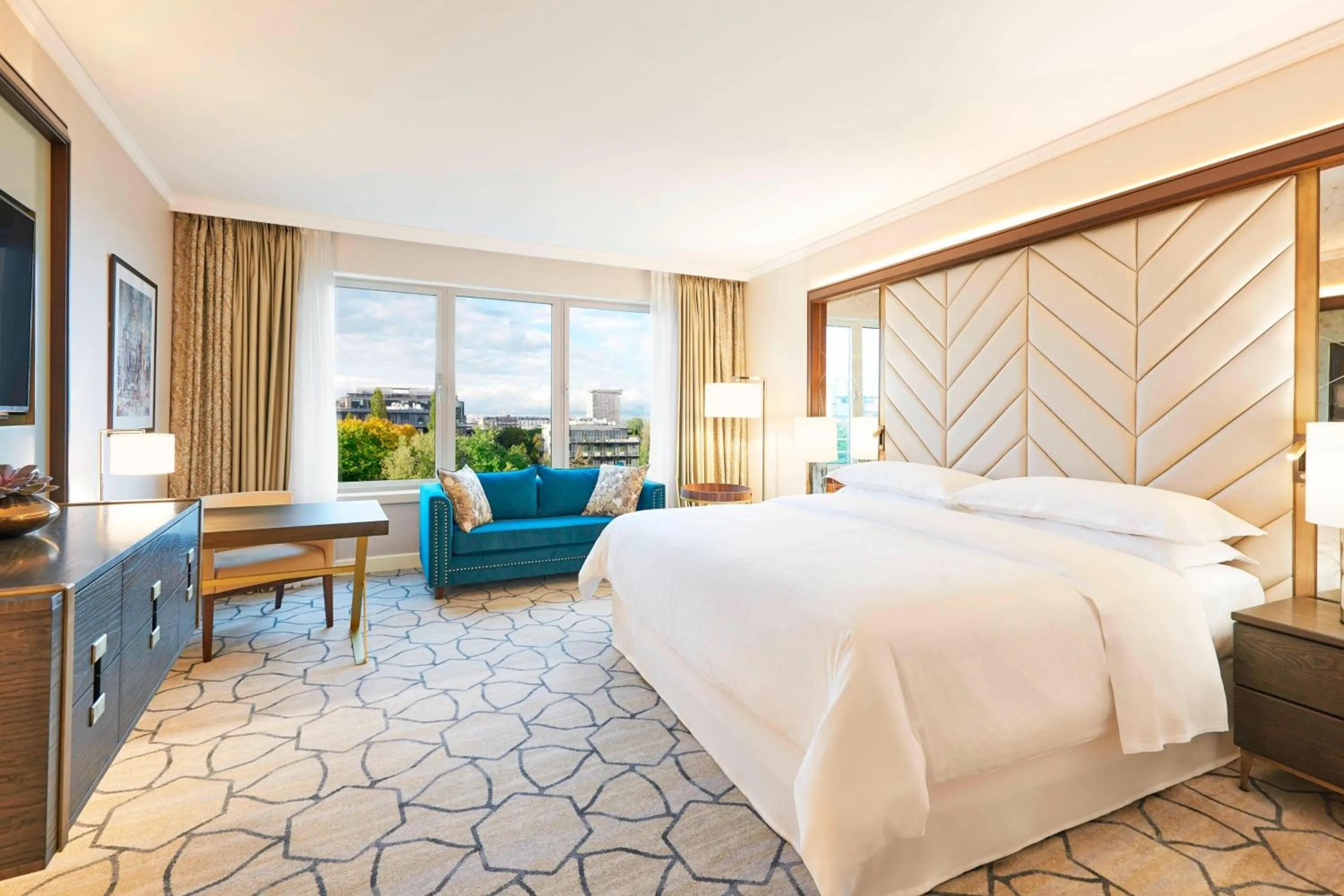 Photo of the whole room, Bed in Sheraton Grand Warsaw