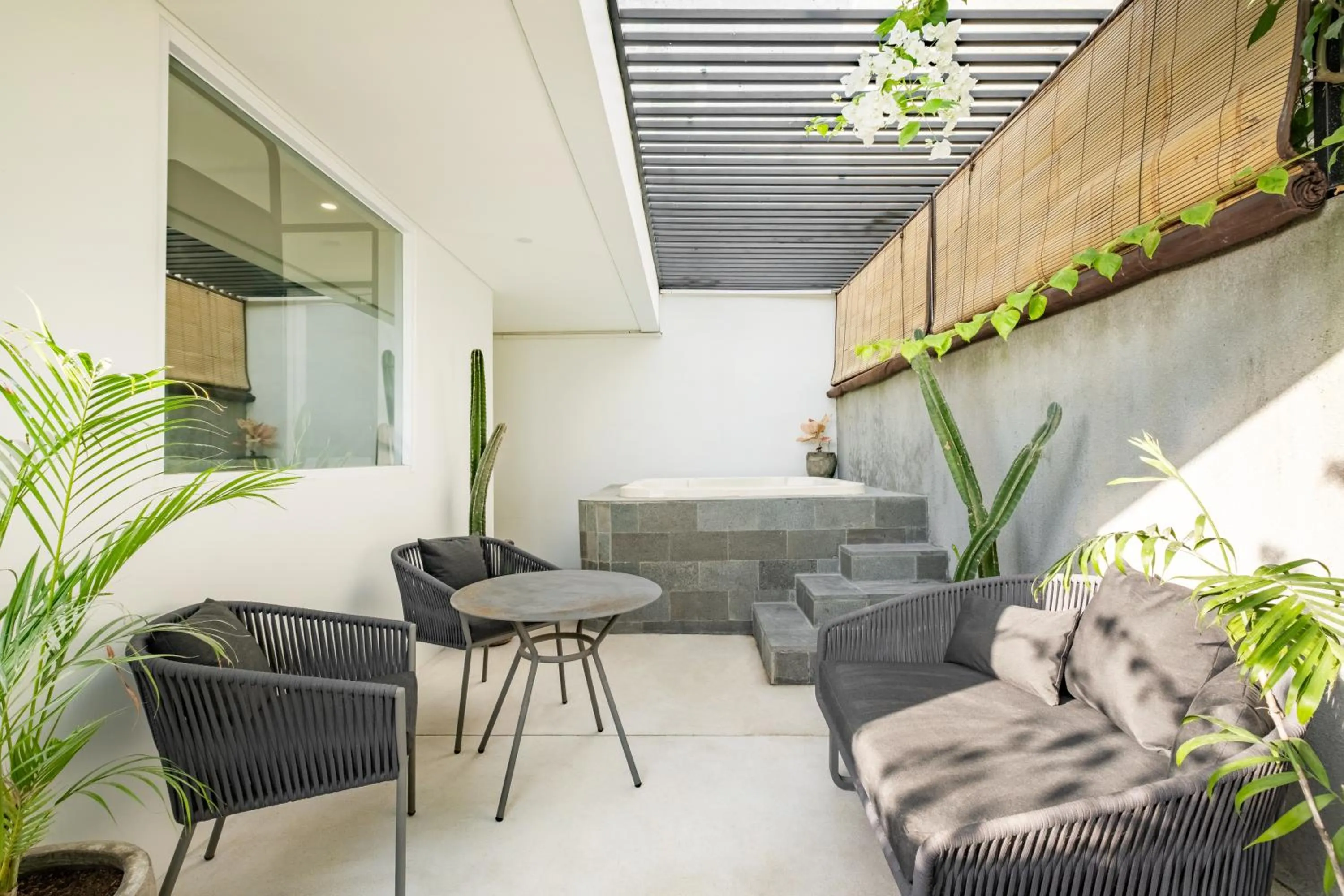 Hot Tub in Villa Osun