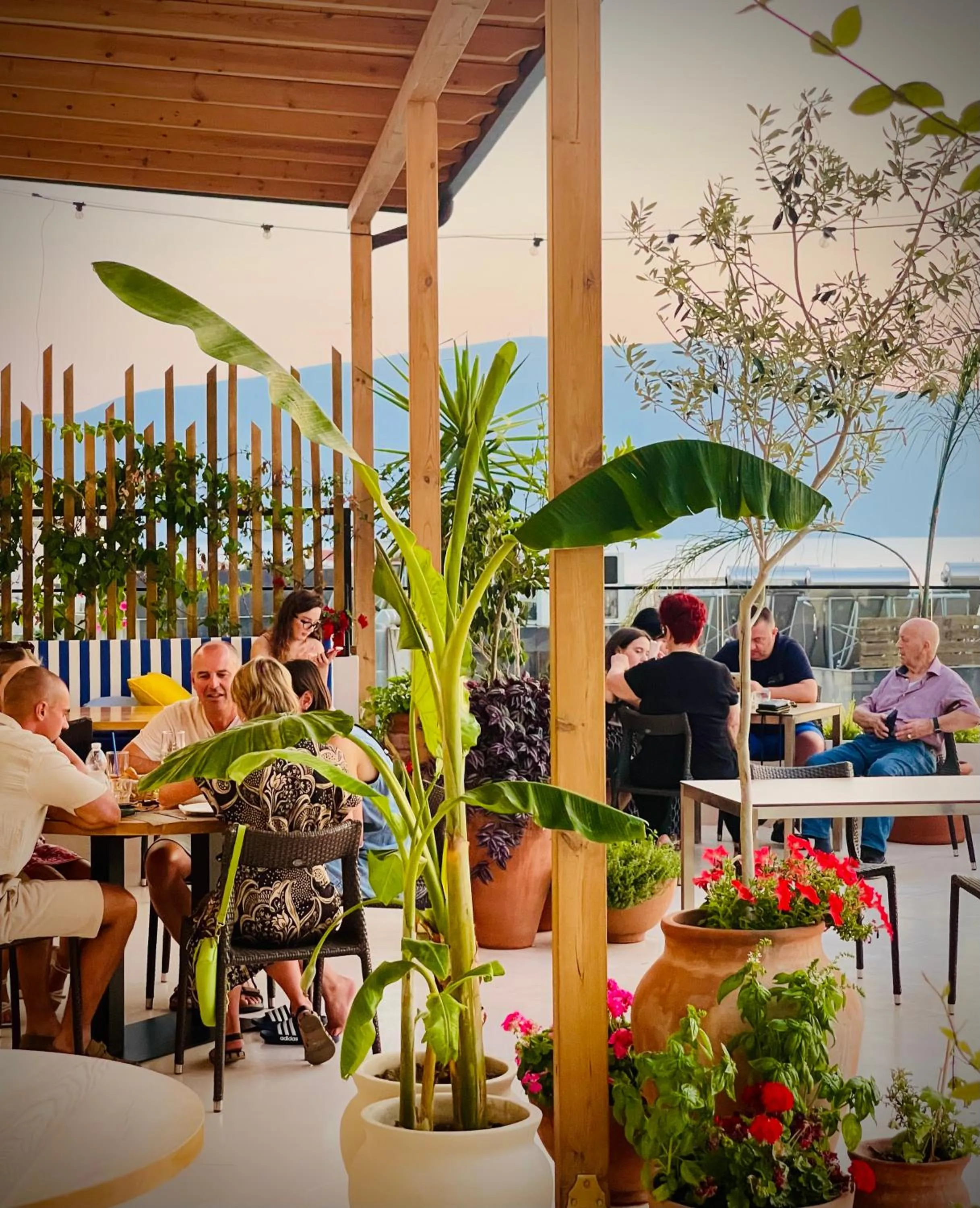 Restaurant/places to eat in Valza Boutique Hotel