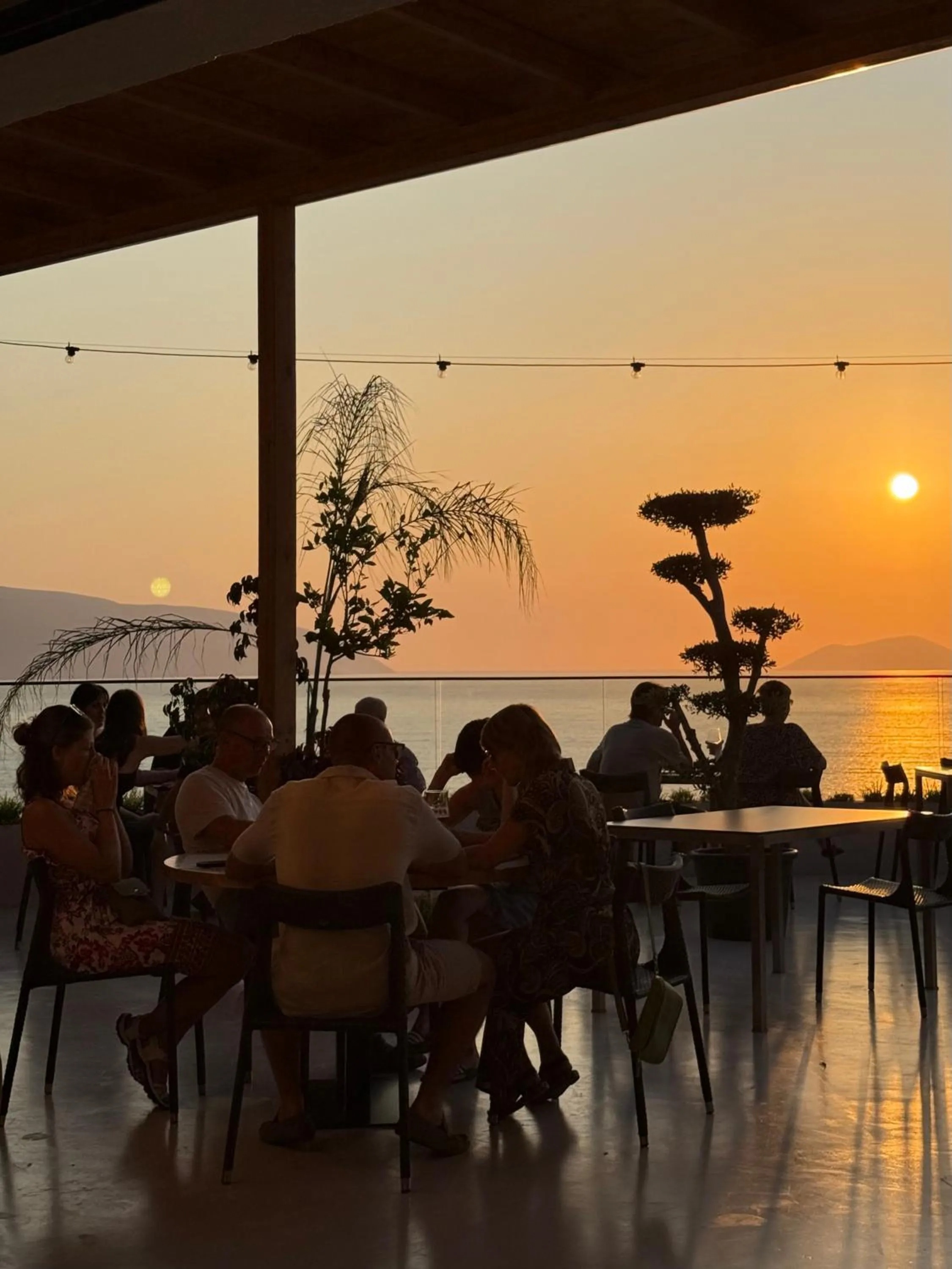 Restaurant/places to eat in Valza Boutique Hotel