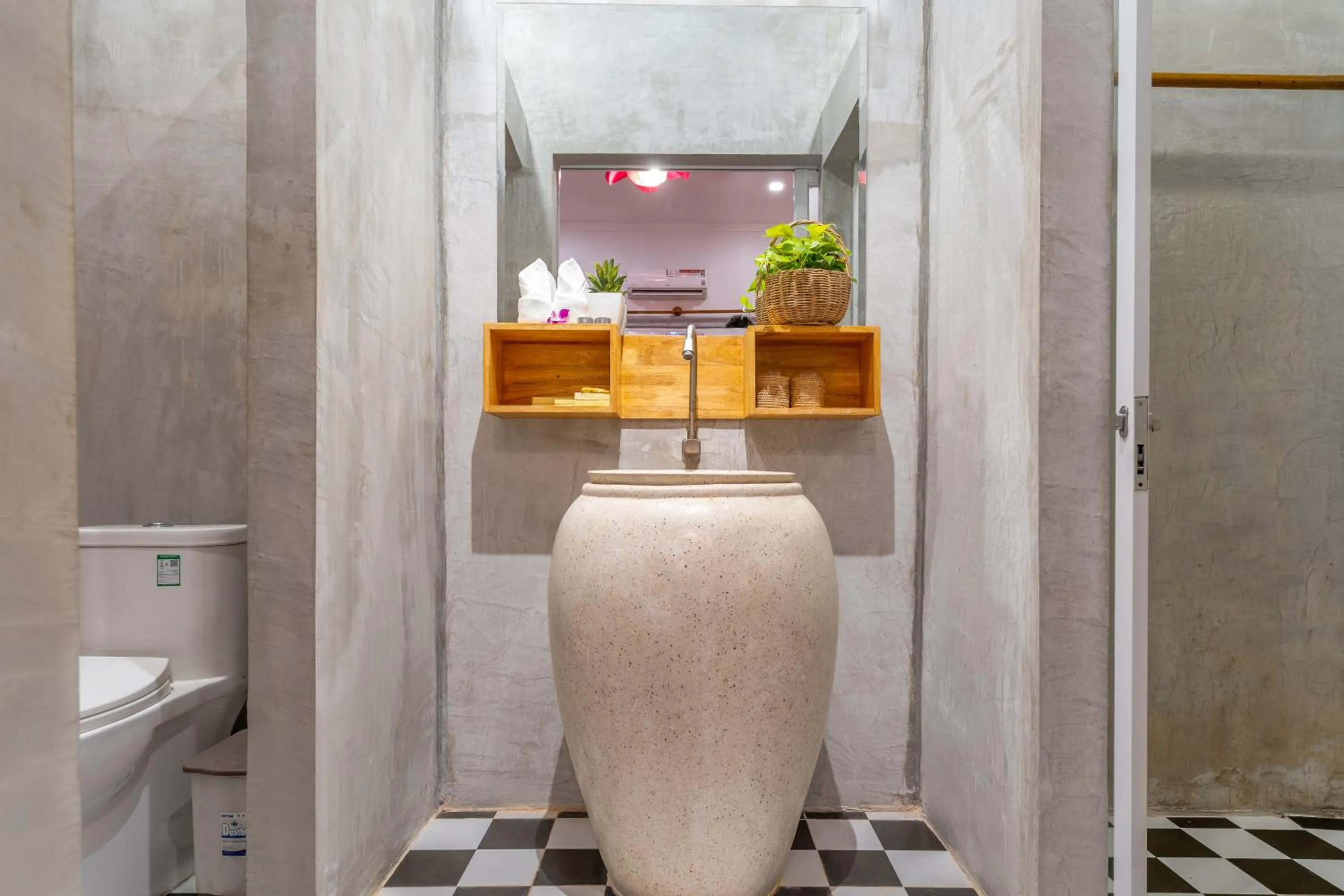 Toilet in Angkor Rithy Boutiquese