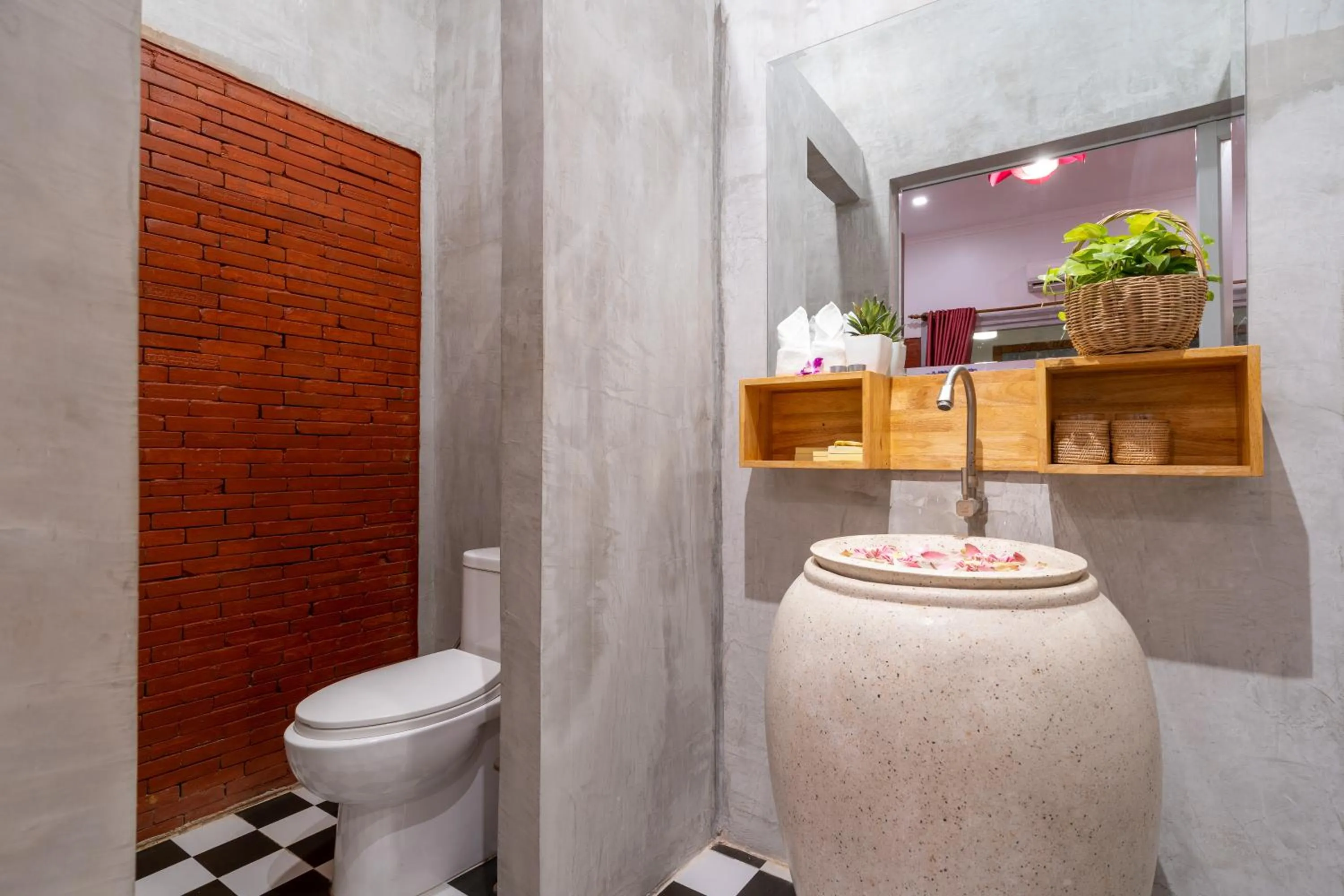 Toilet in Angkor Rithy Boutiquese
