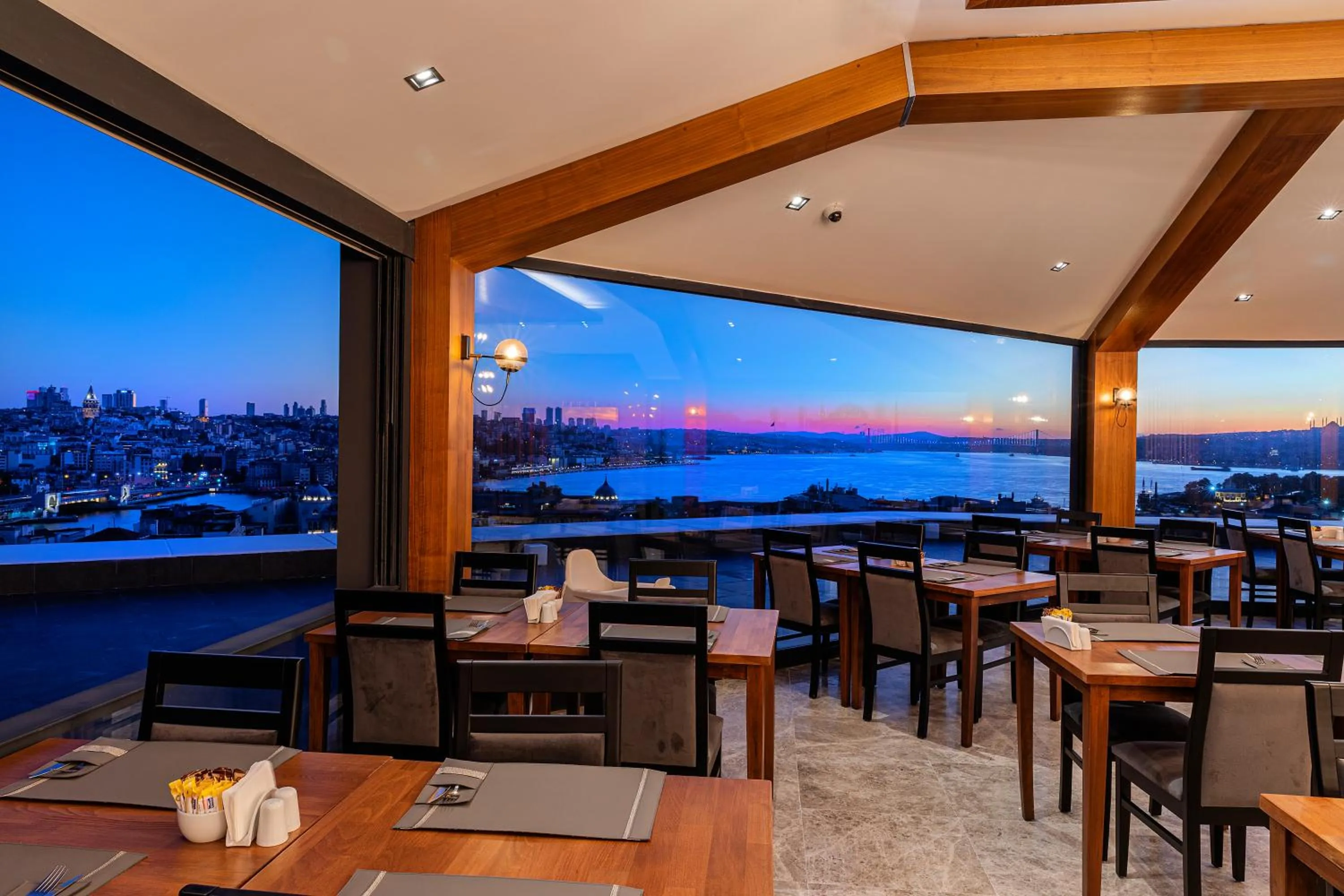 Restaurant/places to eat in Demiray Hotel Old City