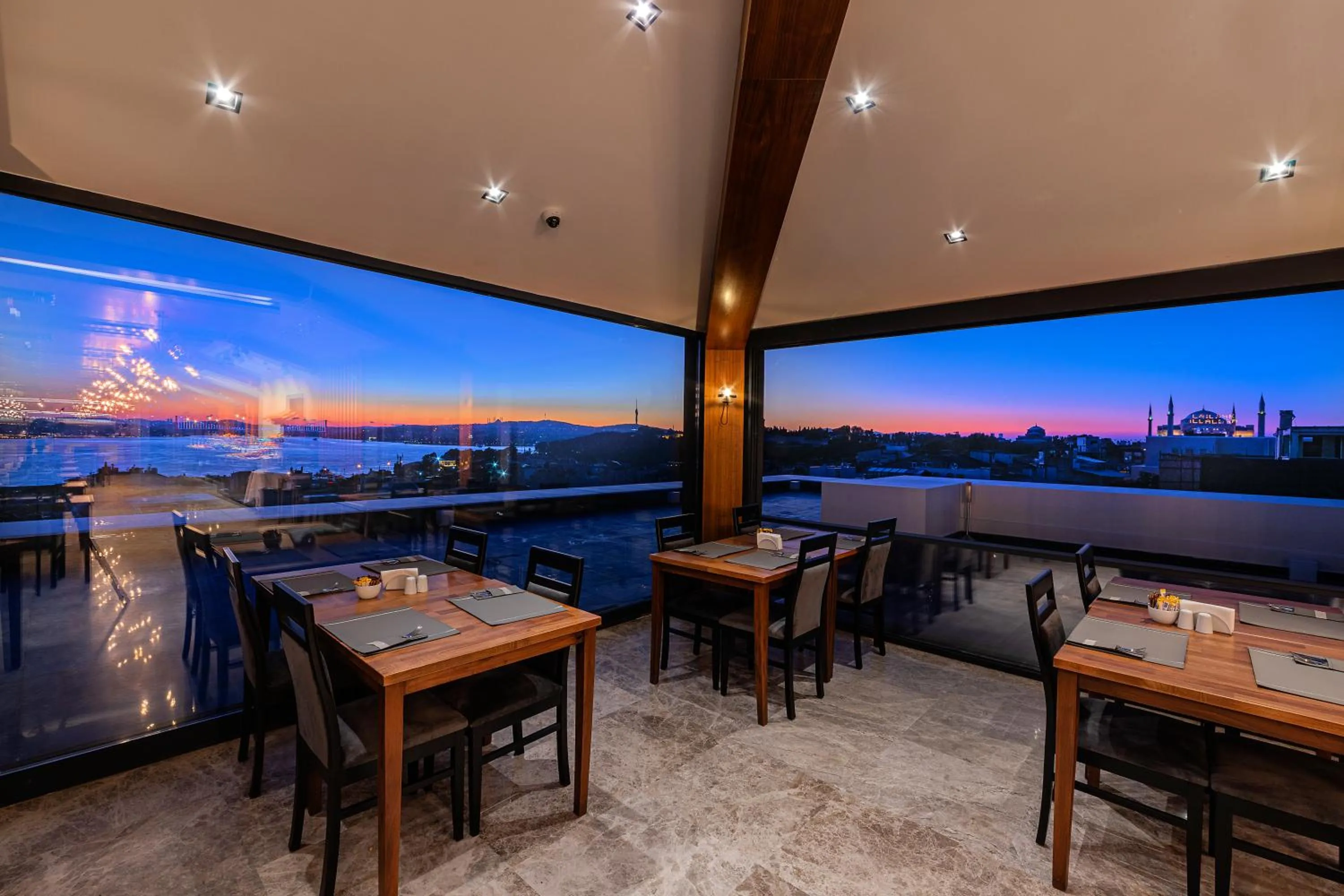 Restaurant/places to eat in Demiray Hotel Old City