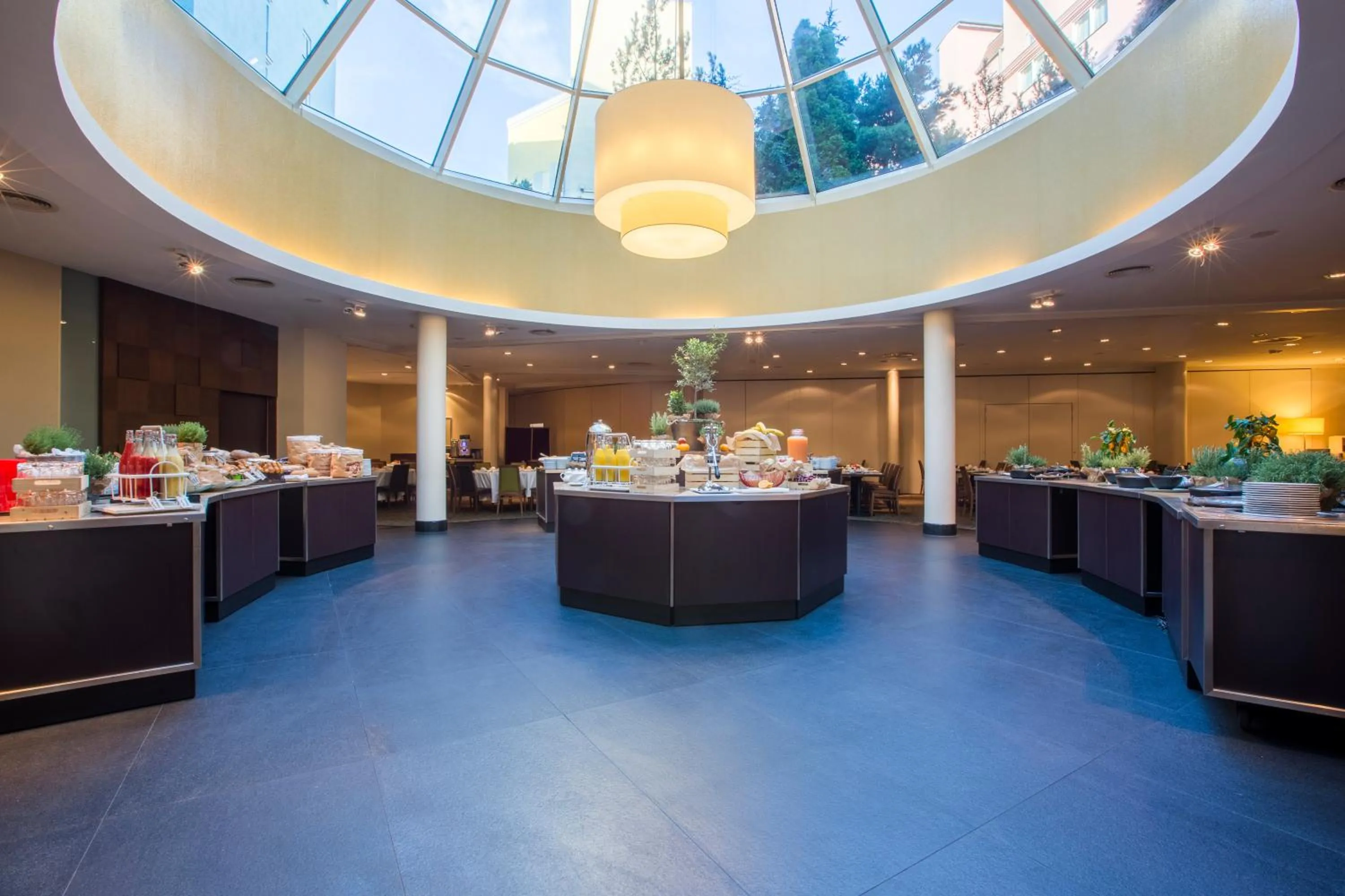 Restaurant/places to eat in Radisson Blu Sobieski