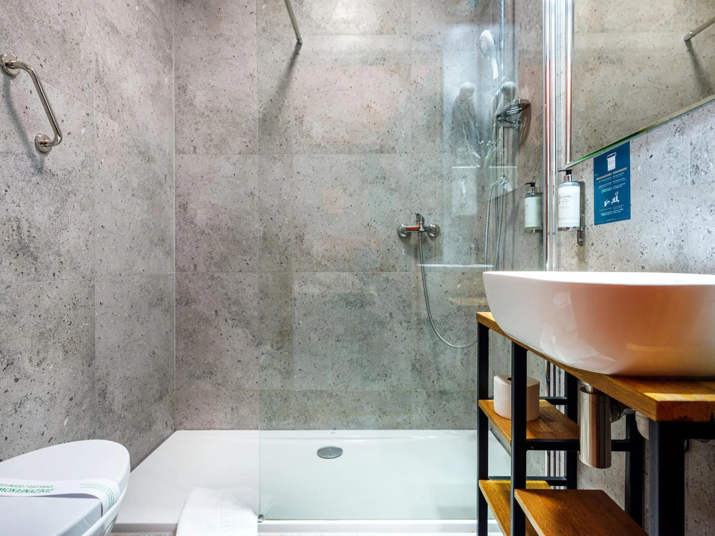 Shower in Hotel Batory