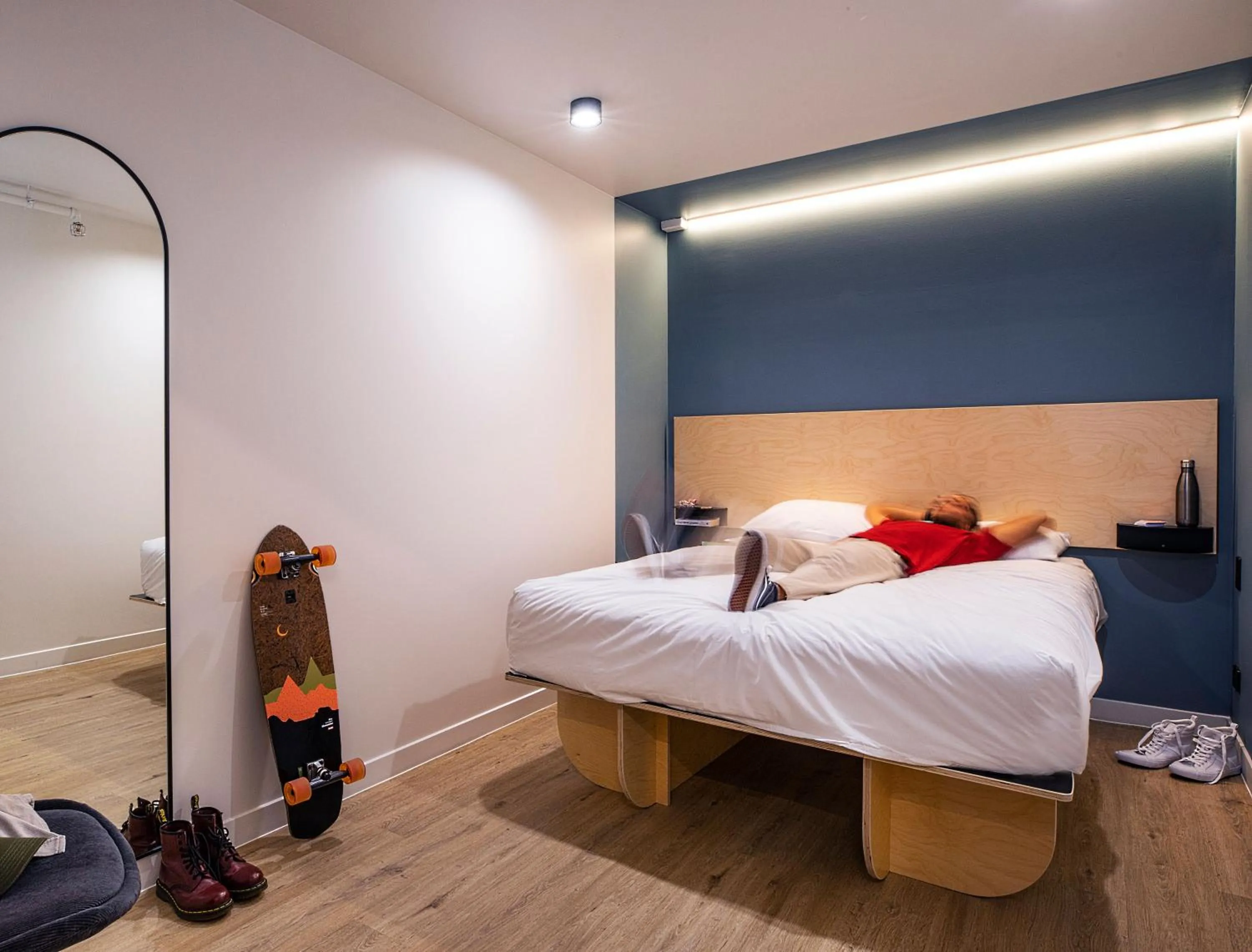 Bed in LyLo Auckland Hotel