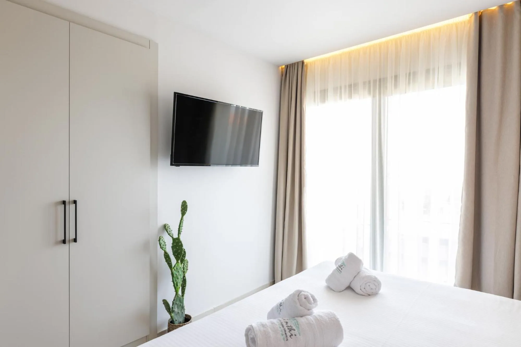 TV and multimedia, Bed in Amalthia Luxury Suites