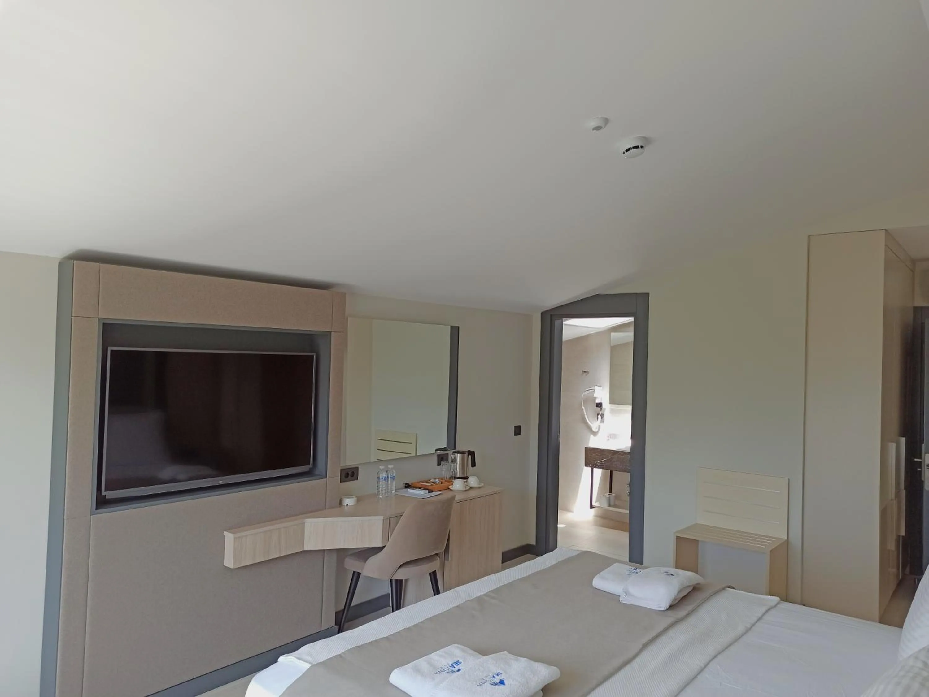 TV and multimedia in SeaTown Hotel